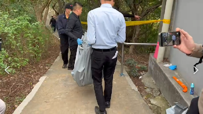 警方追查後確認死者身分,並將遺骸送往殯儀館進行相驗。(翻攝畫面)