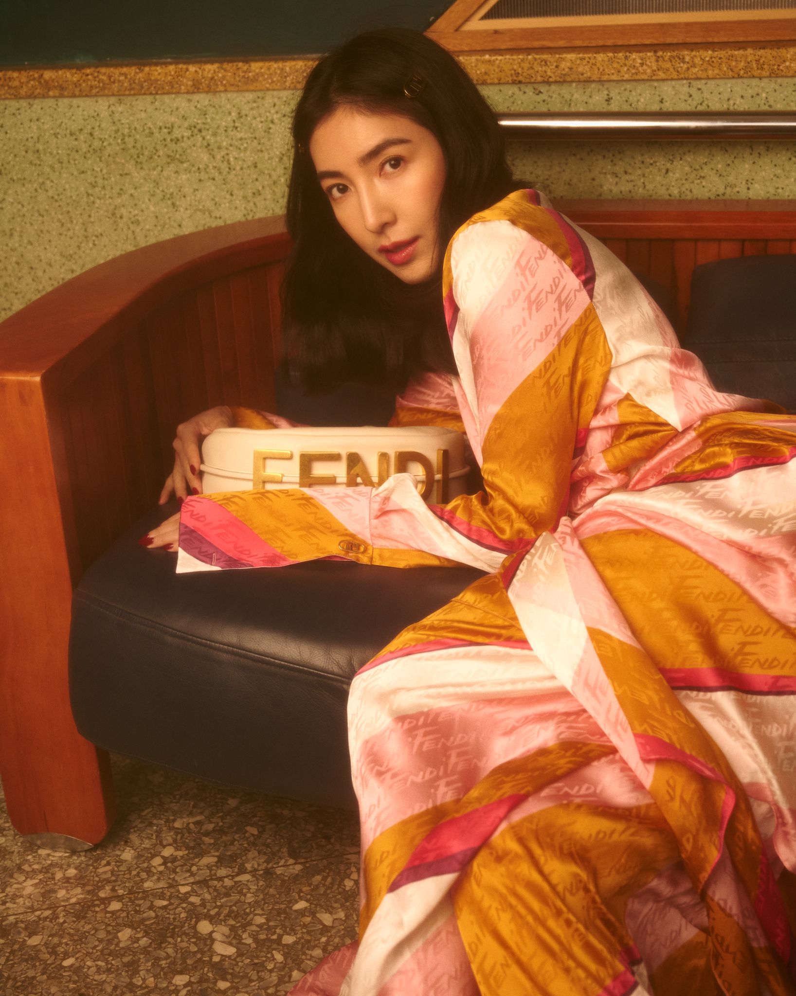 楊謹華穿著多彩的條紋長洋裝，柔美詮釋白色Fendigraphy包。NT$74,000（FENDI提供）