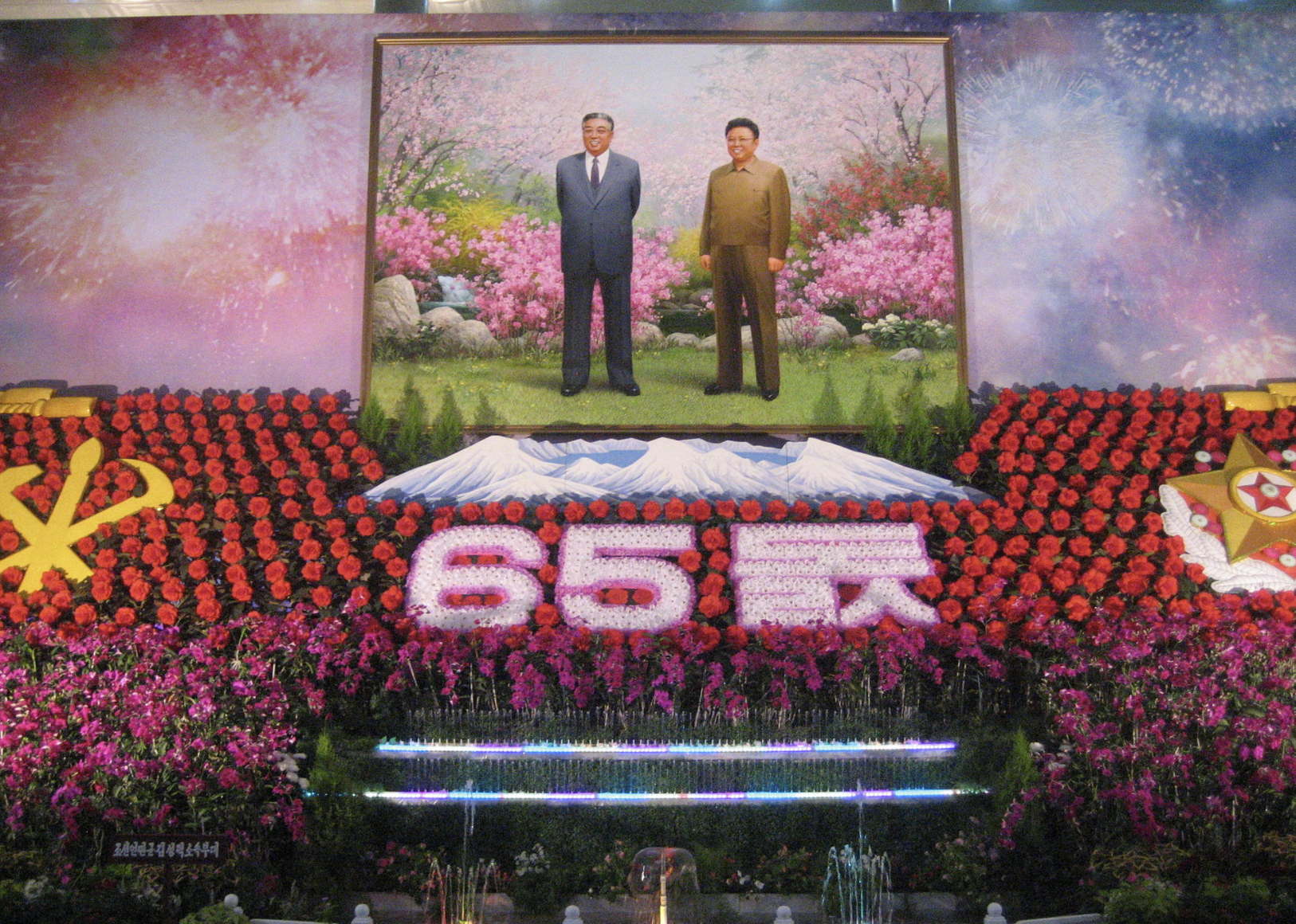 在北韓，前最高領導人金正日的冥誕是最重要的節日之一，其中紅色的秋海棠更被稱為「金正日花。」（翻攝自維基百科）