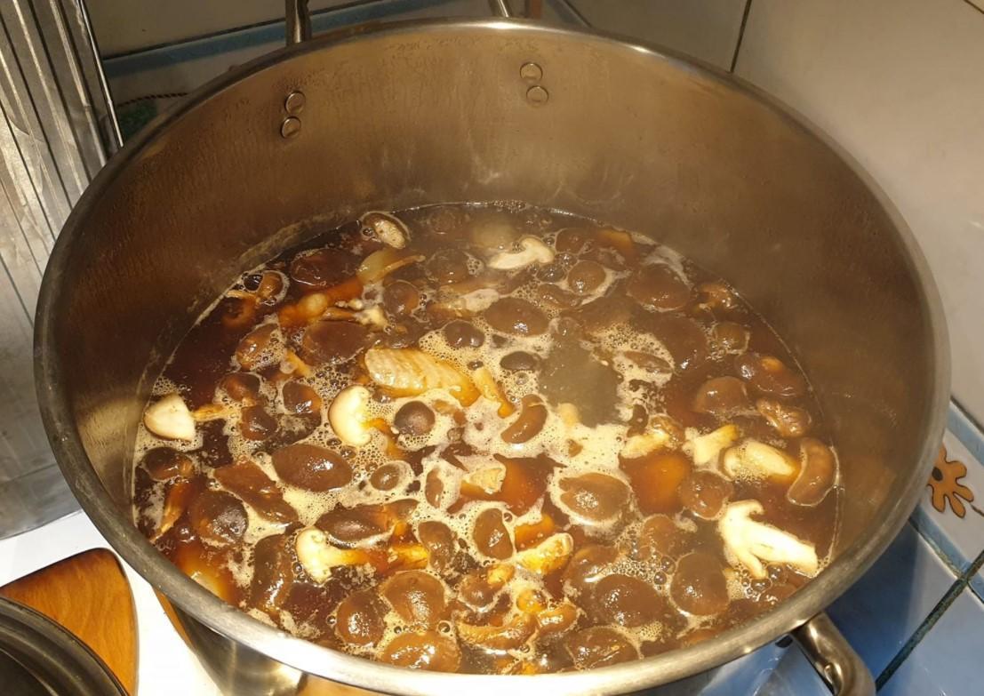 一名網友在情人節下廚煮麻油雞湯,專程送到老婆上班的幼兒園,感動網友。(翻攝自爆廢公社)