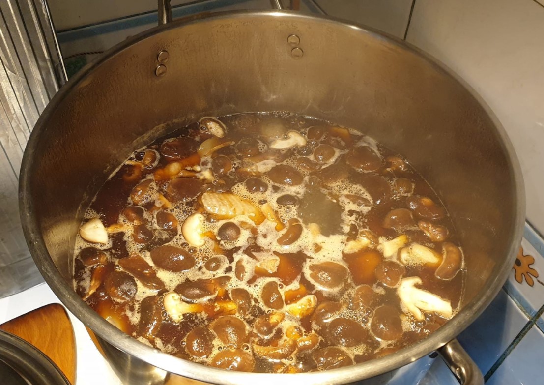 一名網友在情人節下廚煮麻油雞湯,專程送到老婆上班的幼兒園,感動網友。(翻攝自爆廢公社)