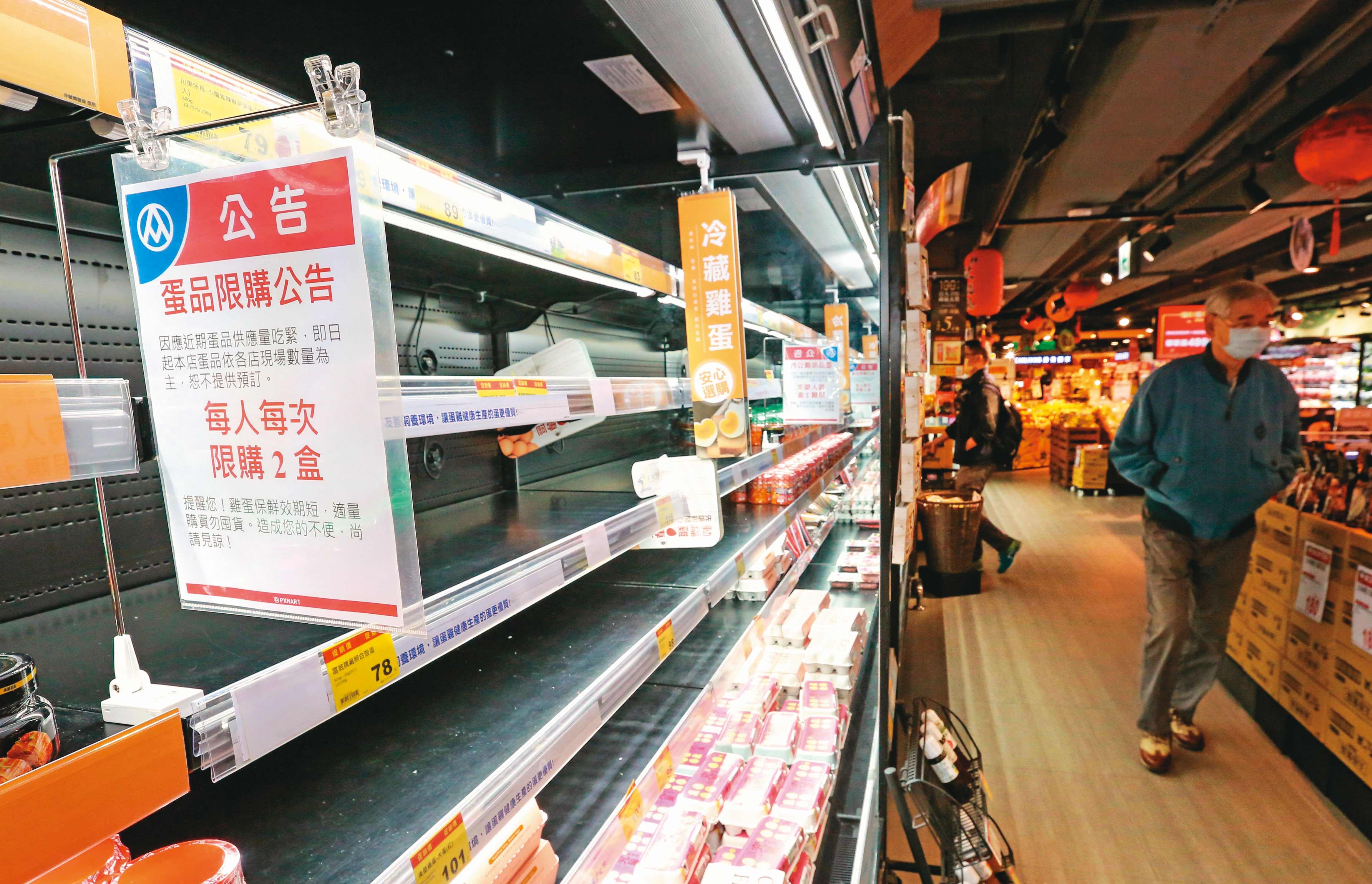 蛋荒鬧得人心慌，行政院副院長沈榮津找5大飼料業者座談，業者承諾暫不調漲飼料價格。