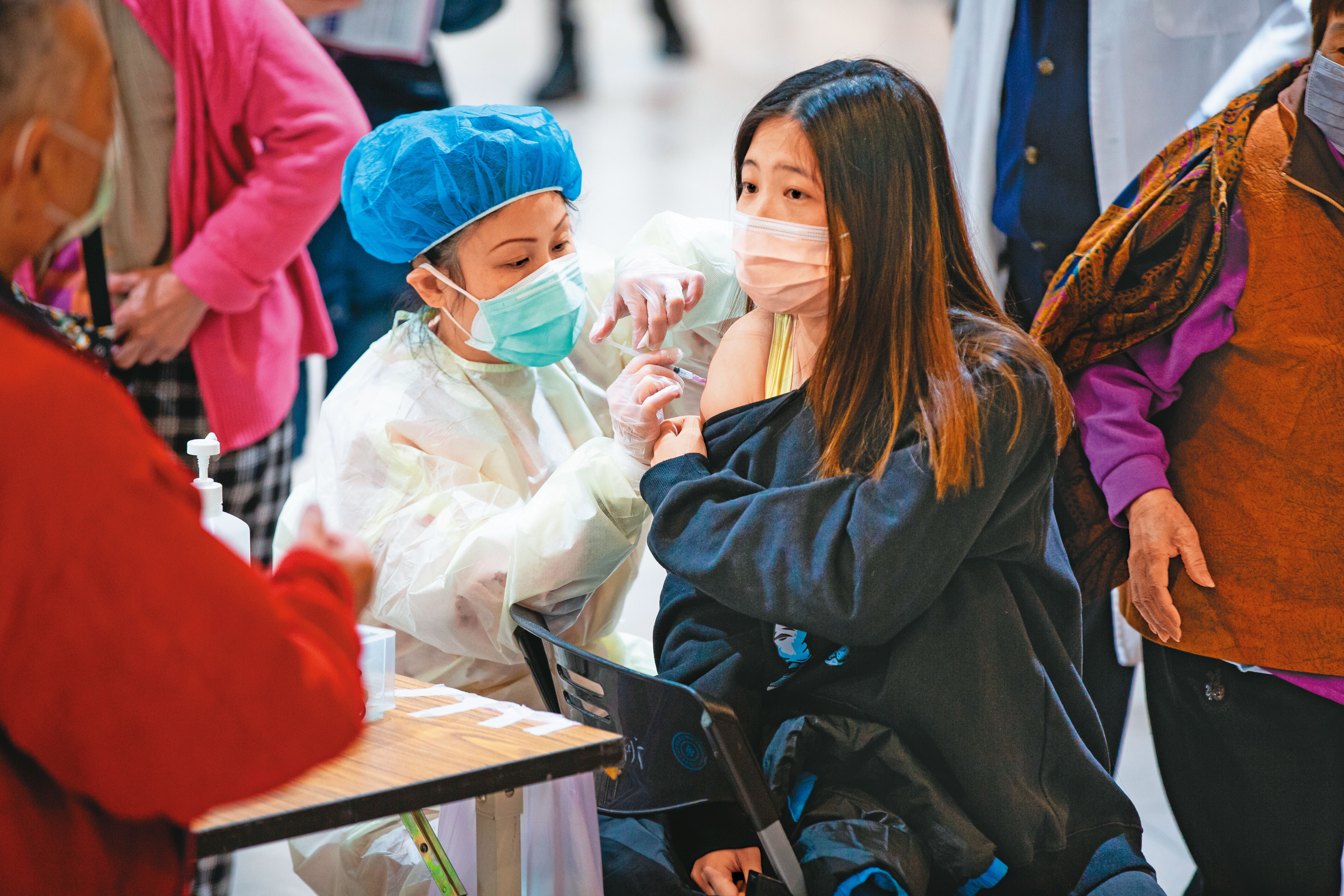 台灣染疫風險高之行業從業人員，如醫護人員，必須接種2劑COVID-19疫苗，但並無全民都須接種的規定。