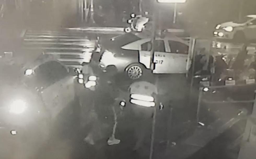 警方將打架男客帶偵辦。（翻攝畫面）