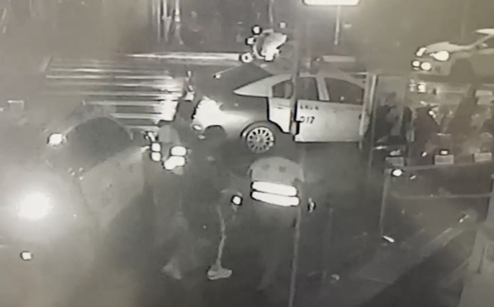 警方將打架男客帶偵辦。（翻攝畫面）