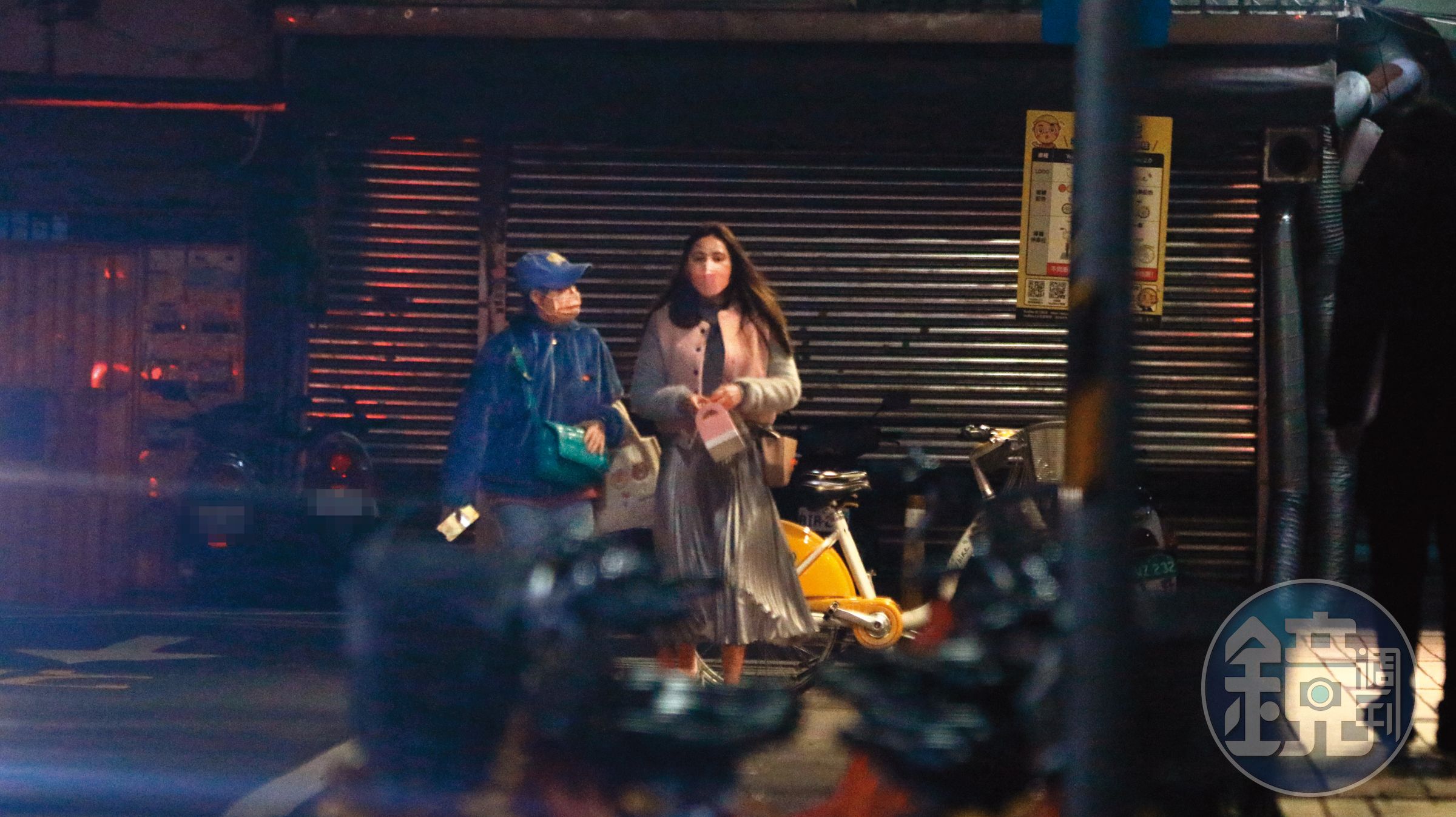 2/6，21：21，騎單車到邱慧雯（右）家，熊熊（左）停好了車，準備到好友家休息一番。