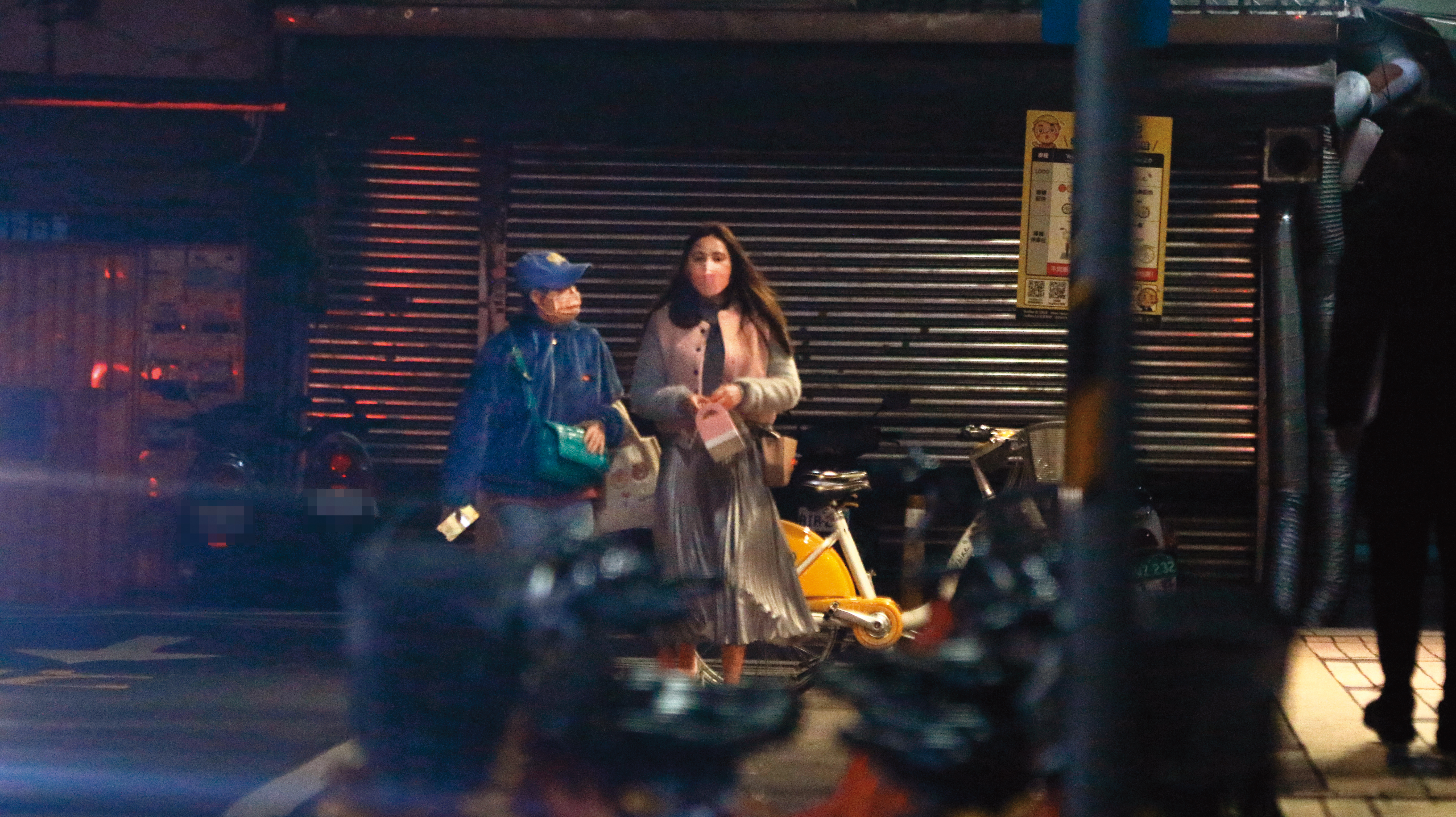 2/6，21：21，騎單車到邱慧雯（右）家，熊熊（左）停好了車，準備到好友家休息一番。