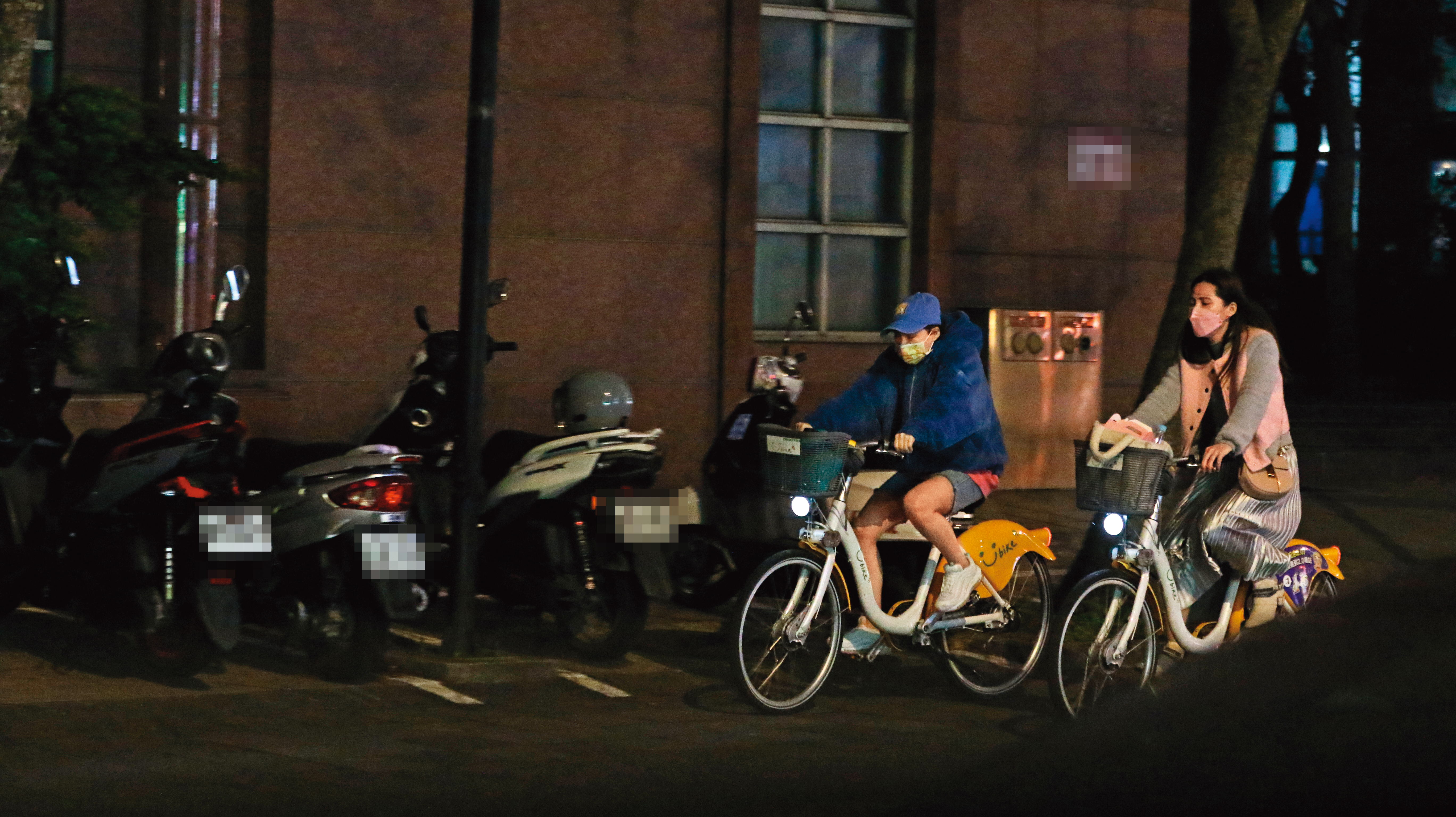 2/6，21：10，和小鐘道別後，邱慧雯和熊熊租了YouBike，來場夜晚單車之旅。