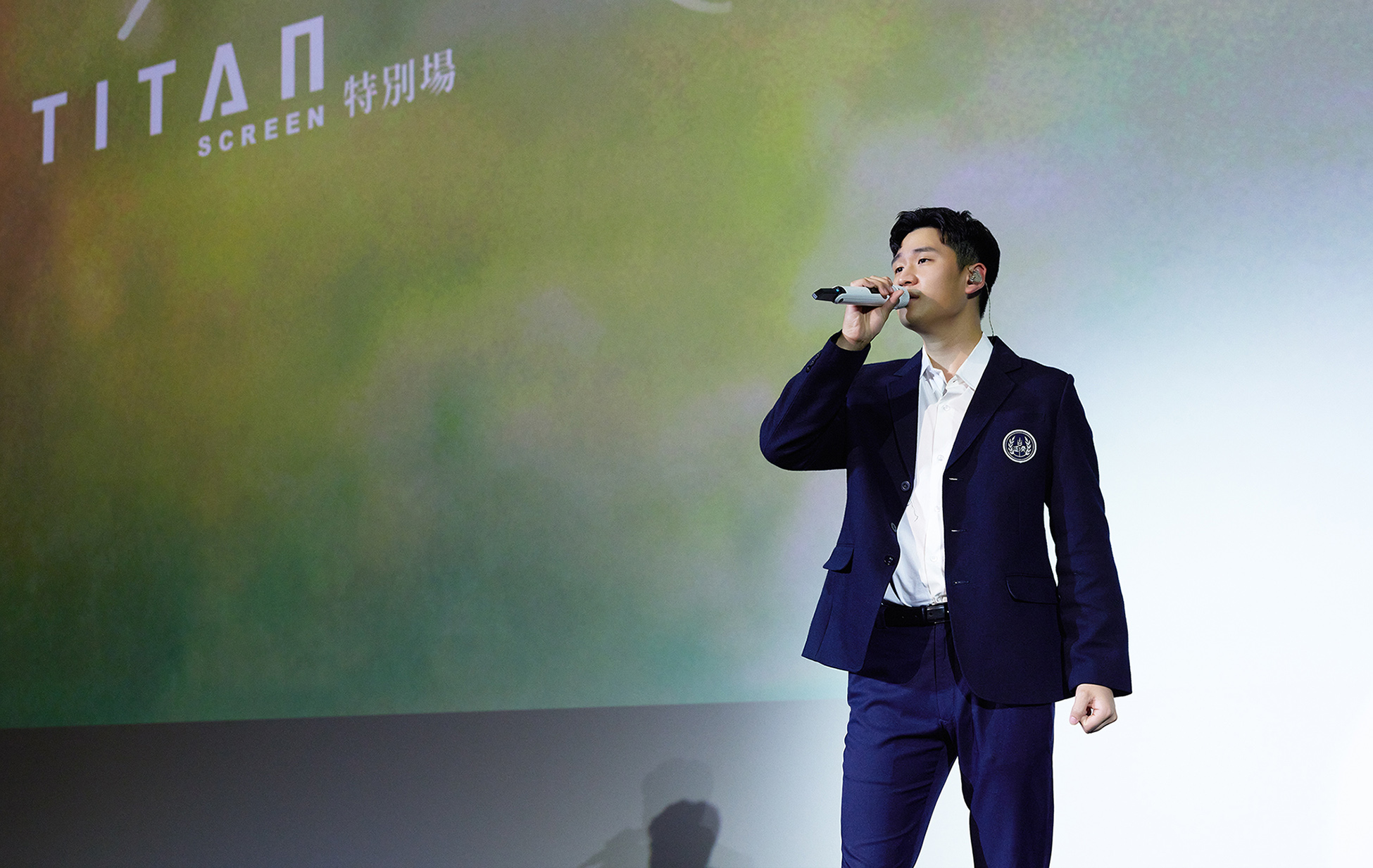 跨界影壇的周興哲昨晚在主演的《我吃了那男孩一整年的早餐》包場活動中，首度完整演唱主題曲〈想知道你在想什麼〉。（星空飛騰提供）