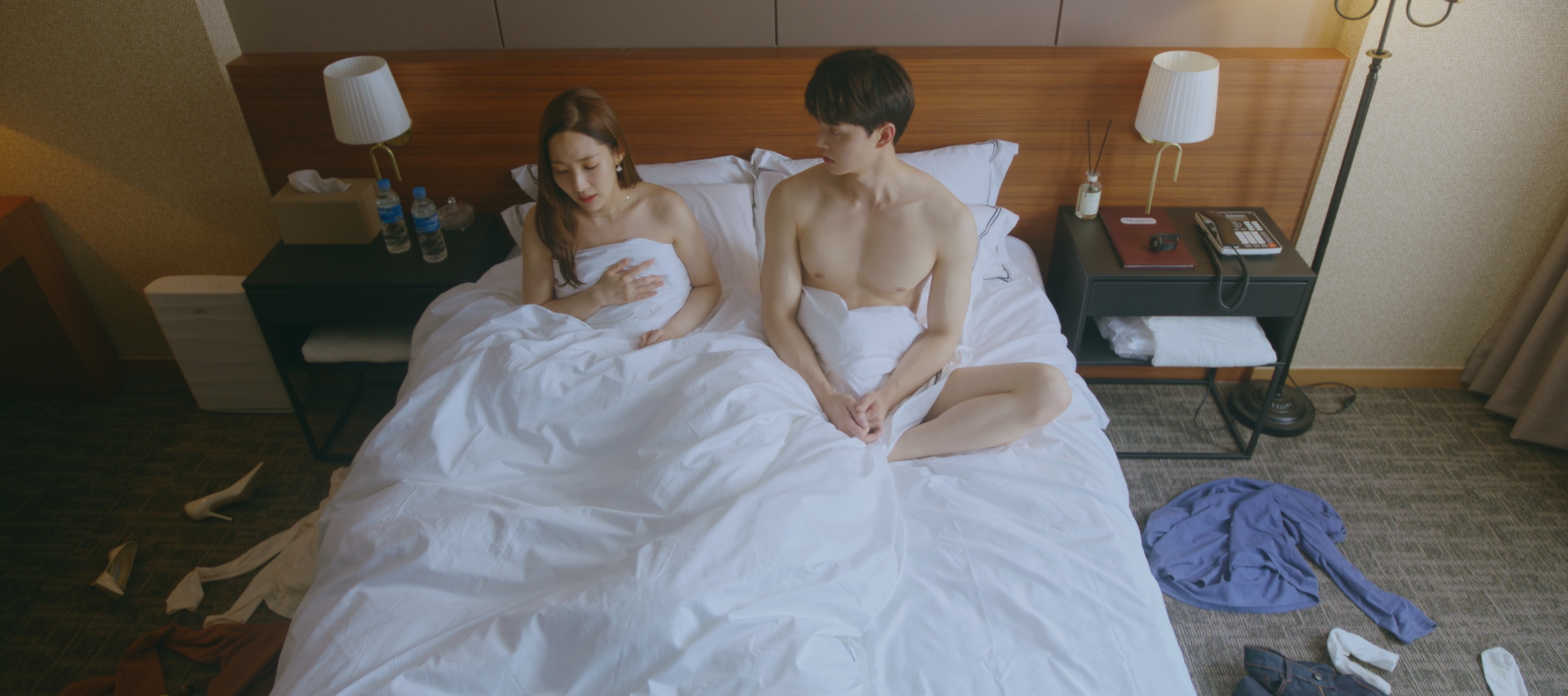 朴敏英與宋江在《氣象廳的人們：社內戀愛殘酷史篇》第二集就開車（上床）完畢。（Netflix提供）