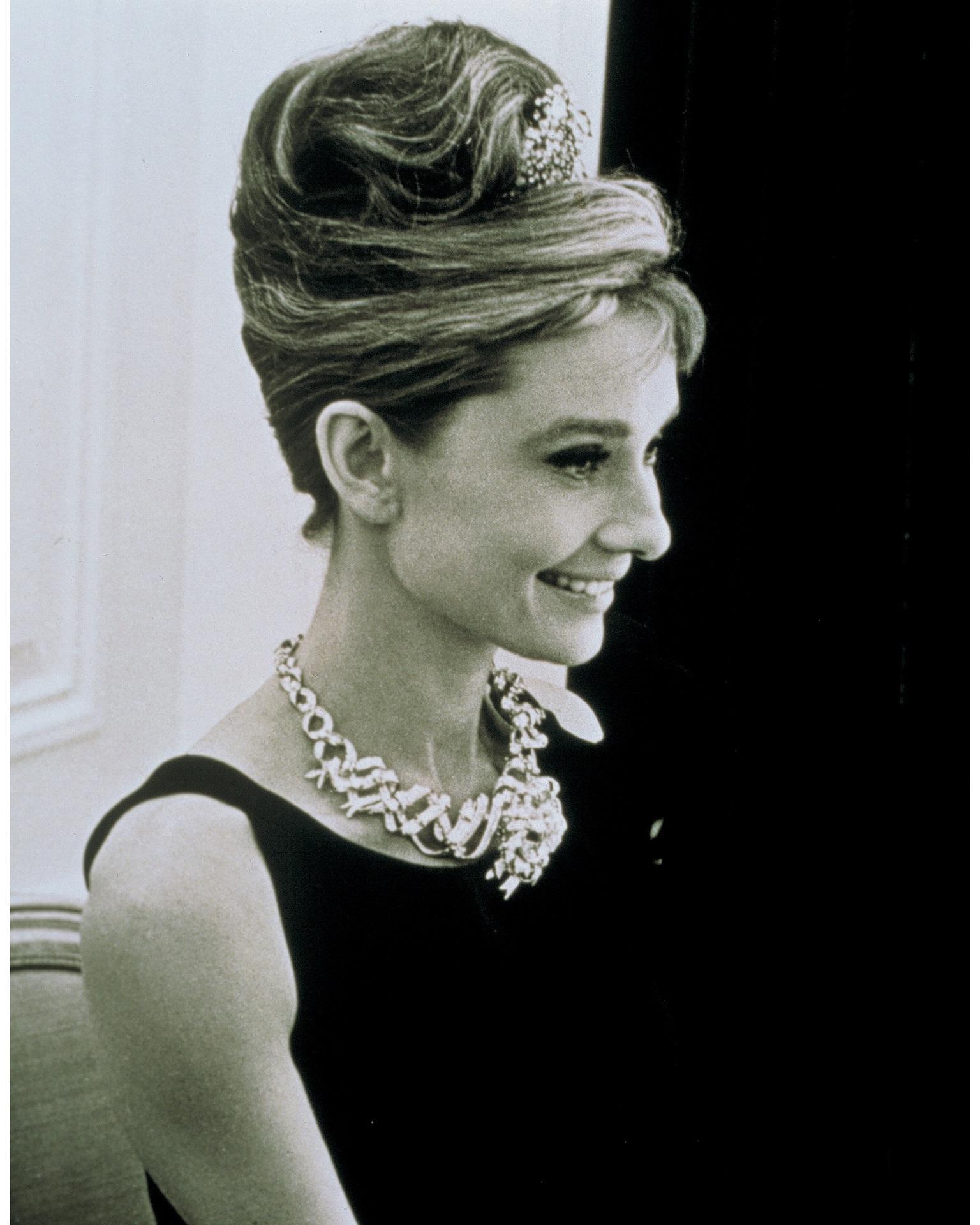 奧黛麗赫本（Audrey Hepburn）佩戴Tiffany Jean Schlumberger Ribbon Rosette傳奇黃鑽鑽石項鍊。（TIFFANY & Co.提供）