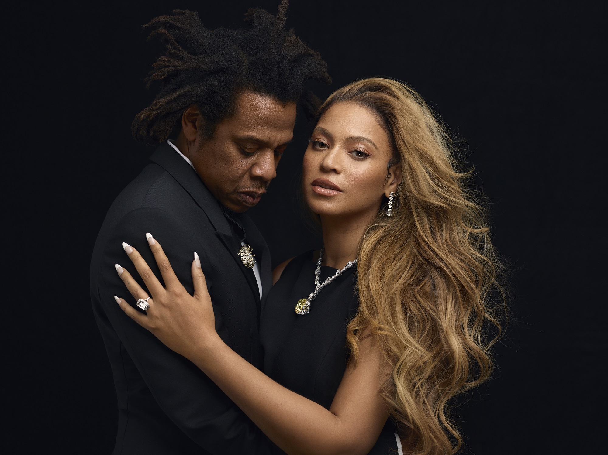 樂壇天后碧昂絲（Beyoncé）佩戴Tiffany Diamond傳奇黃鑽項鍊拍攝形象廣告。（TIFFANY & Co.提供）