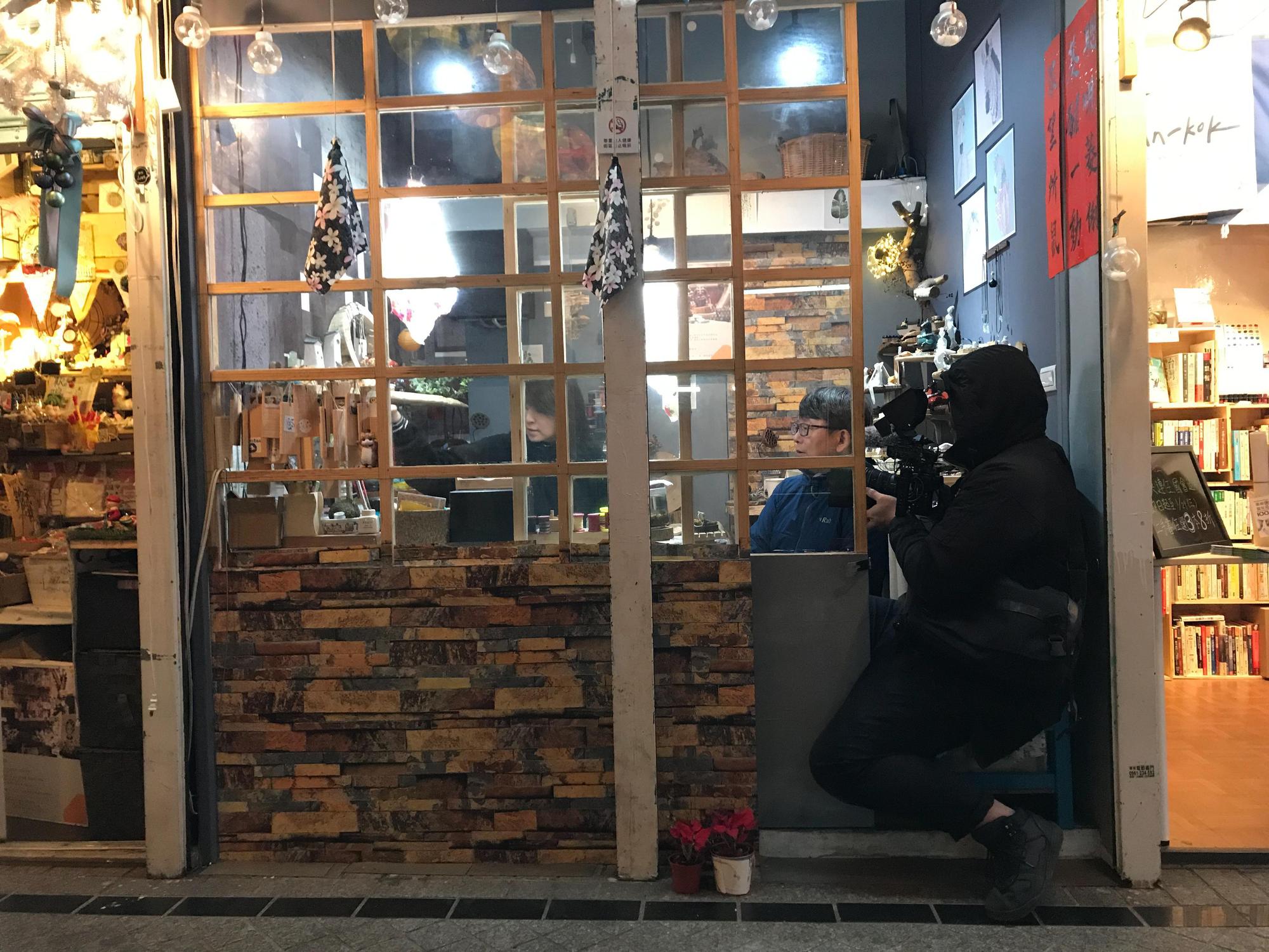 長期拍紀錄片的楊力州（右2）轉戰劇情片領域，坦言把真實人生轉化成虛構故事的尺度拿捏是一大挑戰。（後場音像提供）