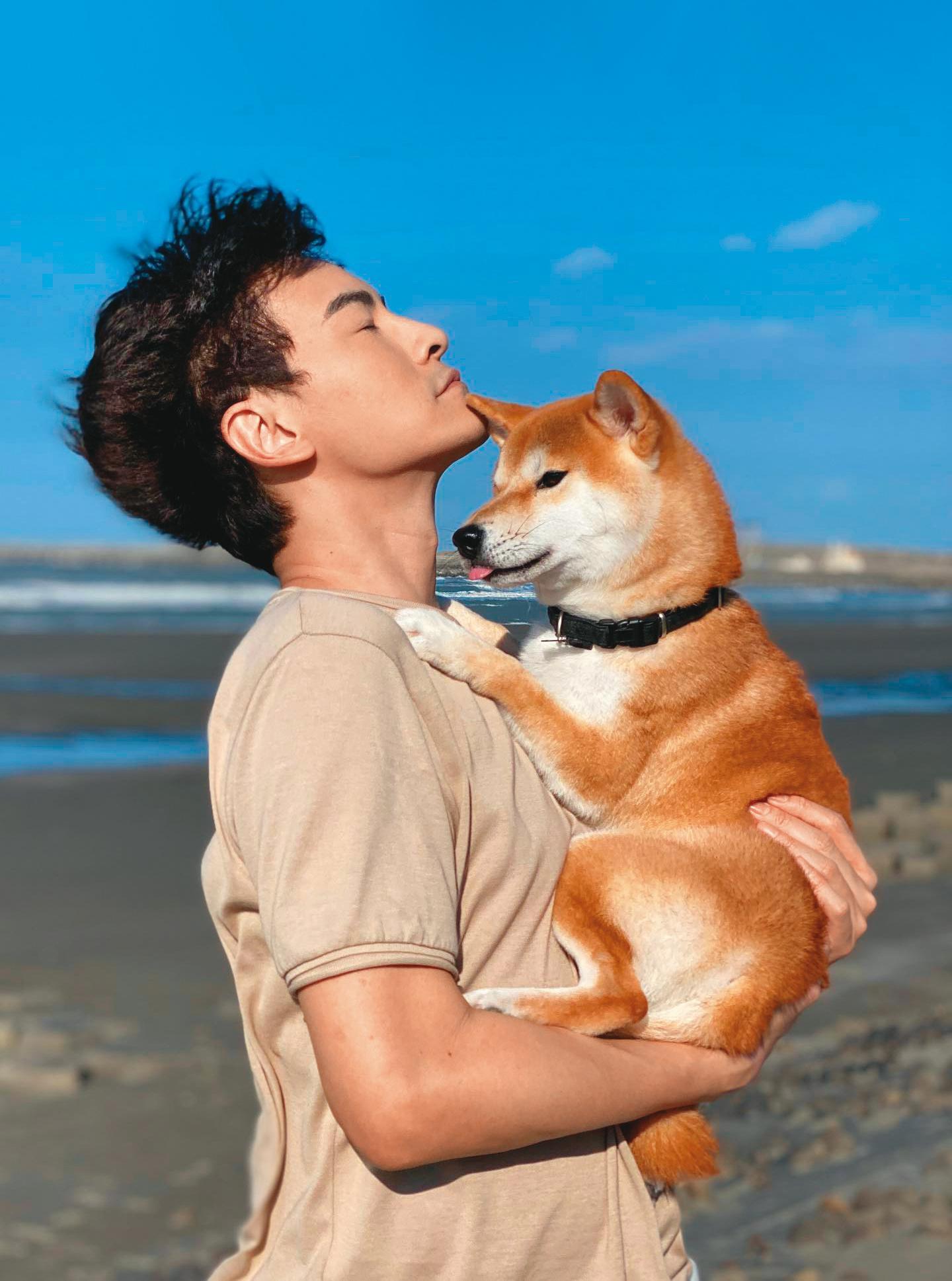 鄭元暢私底下喜歡小動物,朋友的狗狗也跟他玩得很開心。