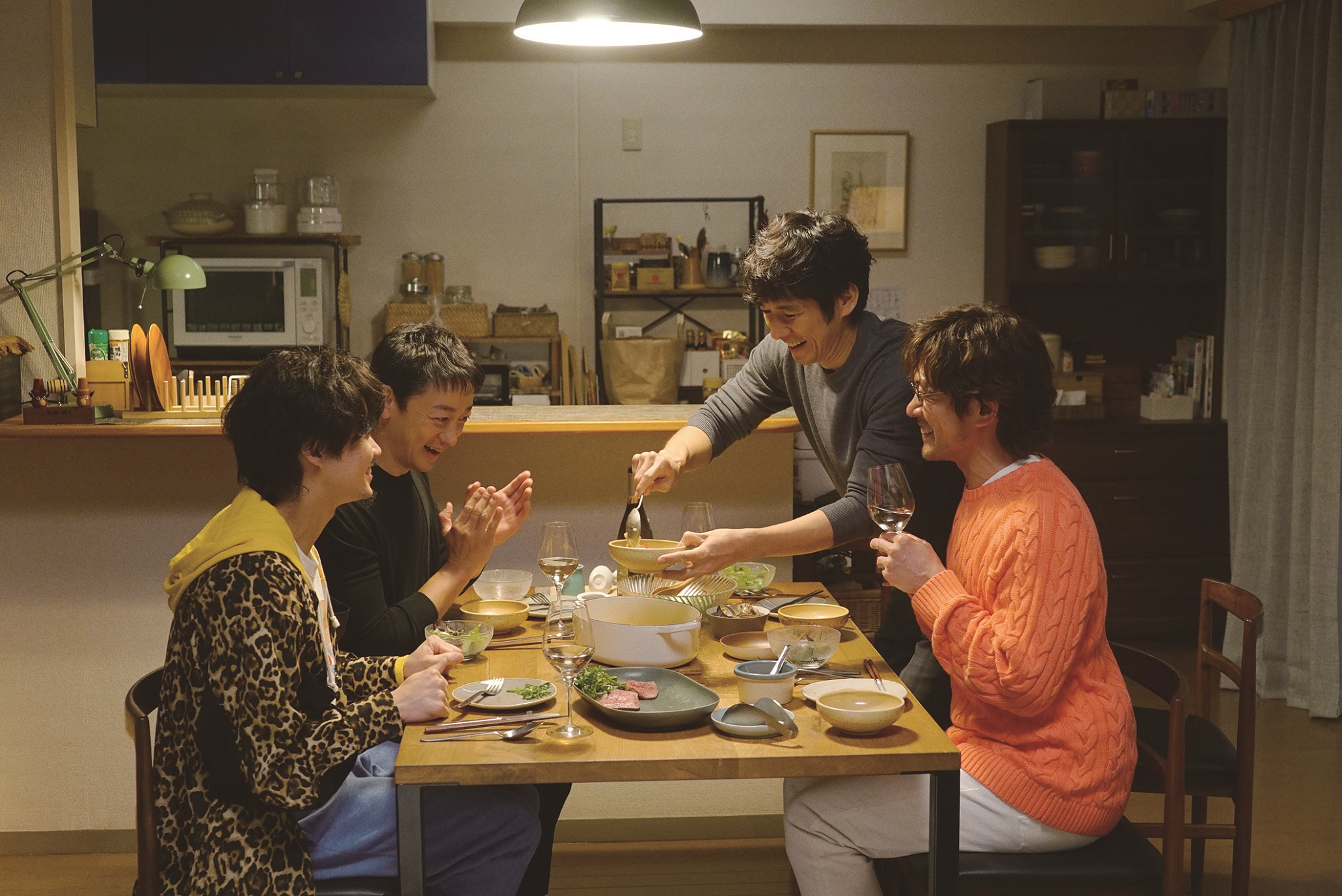 《電影版 昨日的美食》兩對情侶內野聖陽（右起）、西島秀俊、山本耕史、磯村勇斗一起用餐分享美食。（車庫娛樂提供）
