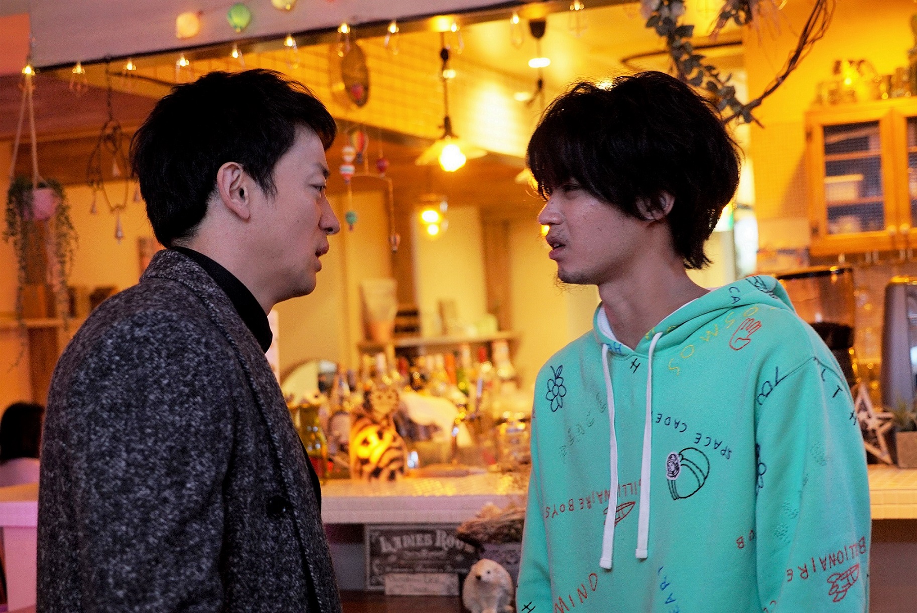 磯村勇斗（右）和山本耕史這對《昨日的美食》副CP也將在電影版現身，磯村勇斗更以電影版榮獲電影學院獎最佳新人殊榮。（車庫娛樂提供）