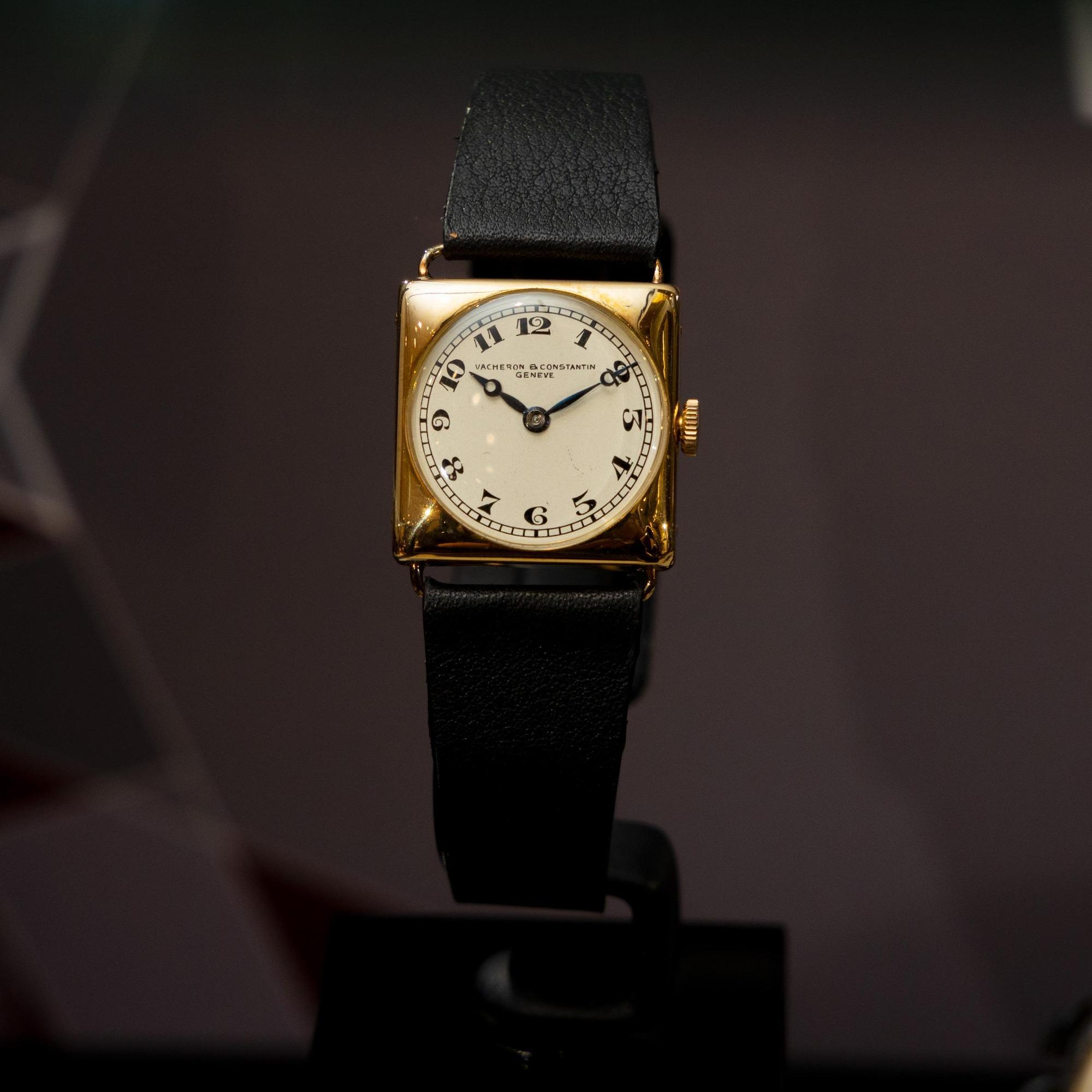Ref. 10242，18K黃金方形腕錶，1917年生產。