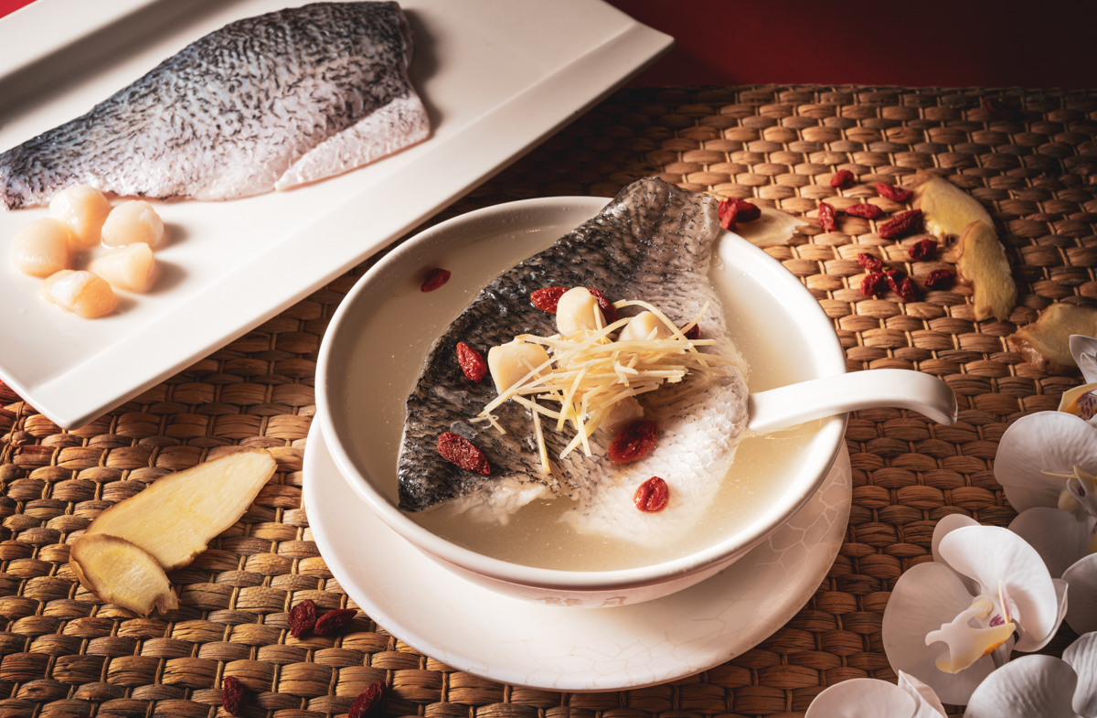 「元氣鱸魚湯」使用新鮮金目鱸魚排。（120元／份）（雙月食品社提供）