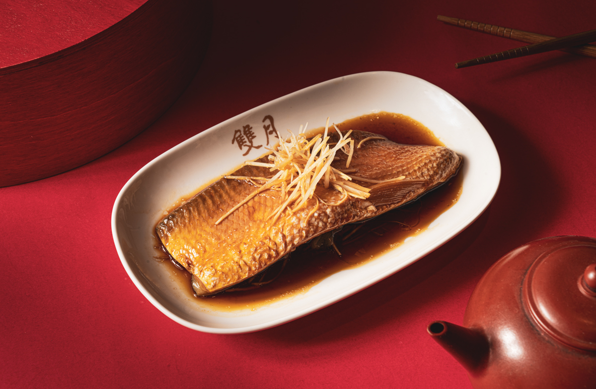 醬香入味的「紅燒虱目魚肚」（90元／份）（雙月食品社提供）