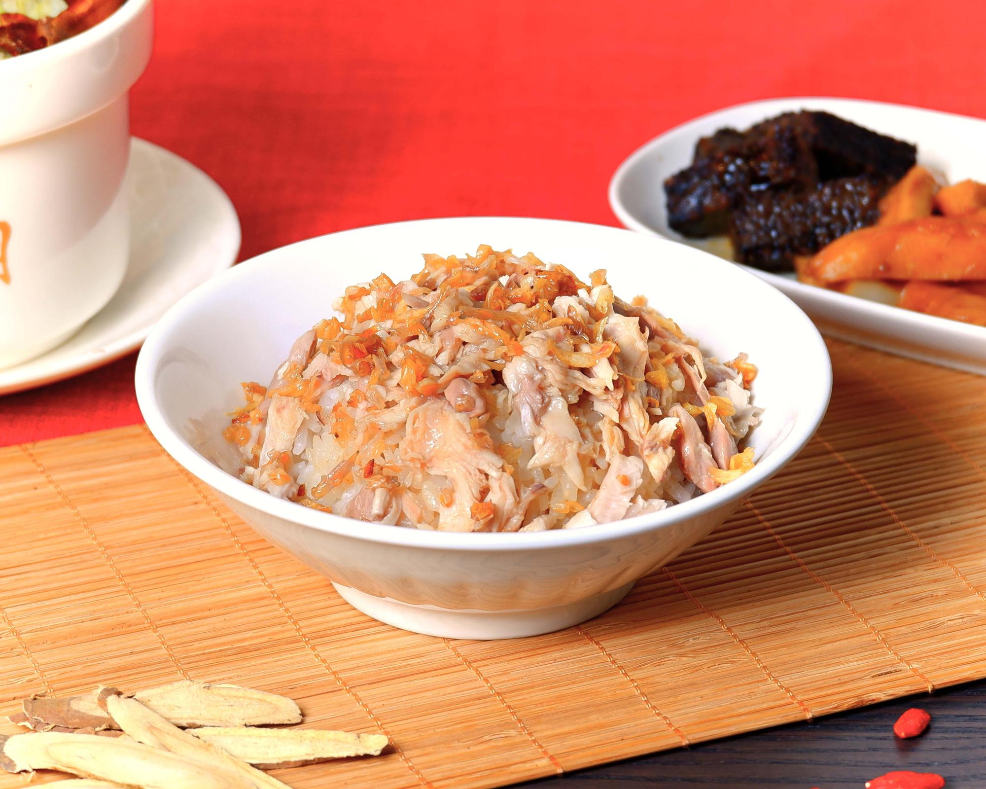 「愛恨蔥蔥飯」選用仿土雞肉絲與雞高湯醬汁，蔥香嫩滑。（40元／份）（雙月食品社提供）