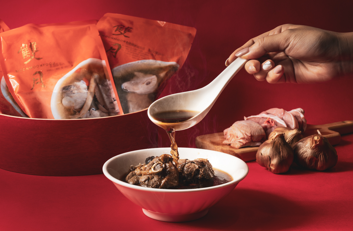「雙月溫補香菇土雞腿湯」即食包湯頭鮮甜濃醇。（170元／份）（雙月食品社提供）