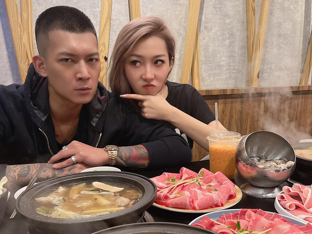 鳳梨過情人節吃大餐，還故意在臉書po文抱怨「硬要逼我出來吃飯」「根本屁孩…硬要什麼儀式感…」。（翻攝自鳳梨臉書）