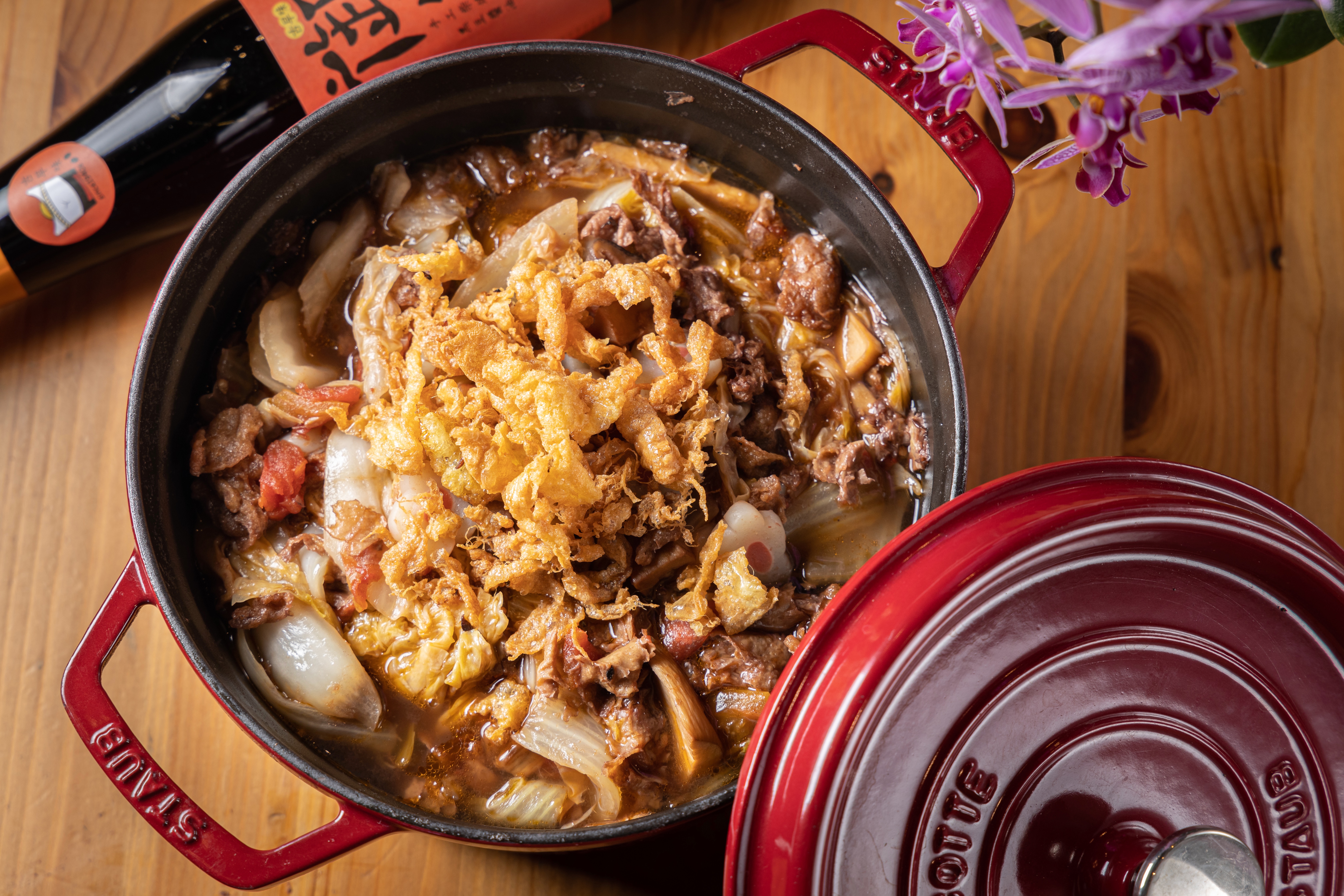 採用4款自家醬油產品燉煮的「紅酒燉白菜」，溫潤清甜讓人停不口。