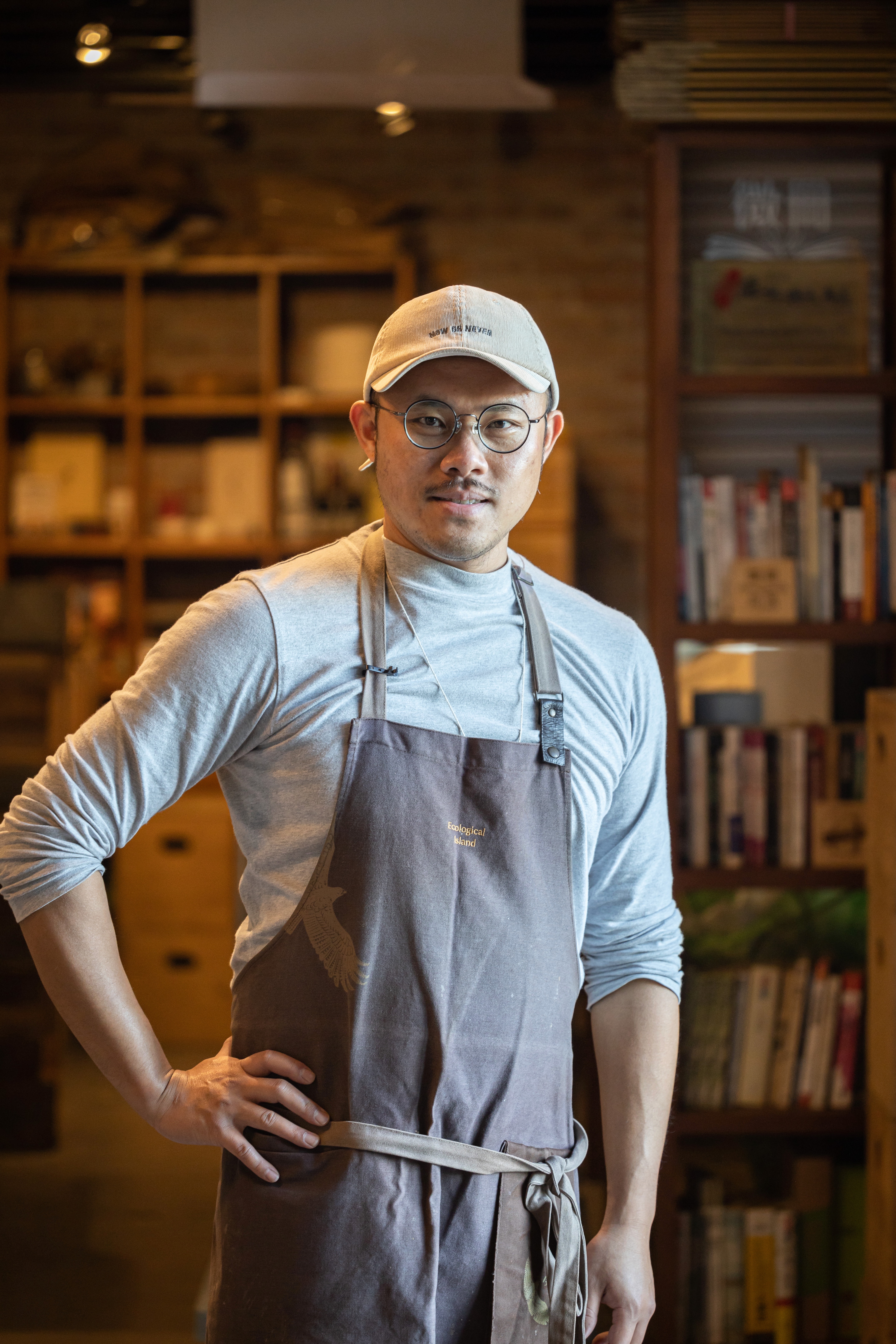 謝宜澂也是「御鼎興純手工柴燒黑豆醬油」第3代，以全醬油蔬食料理為媒介推廣自家產品，同時活化老字號品牌的能見度。