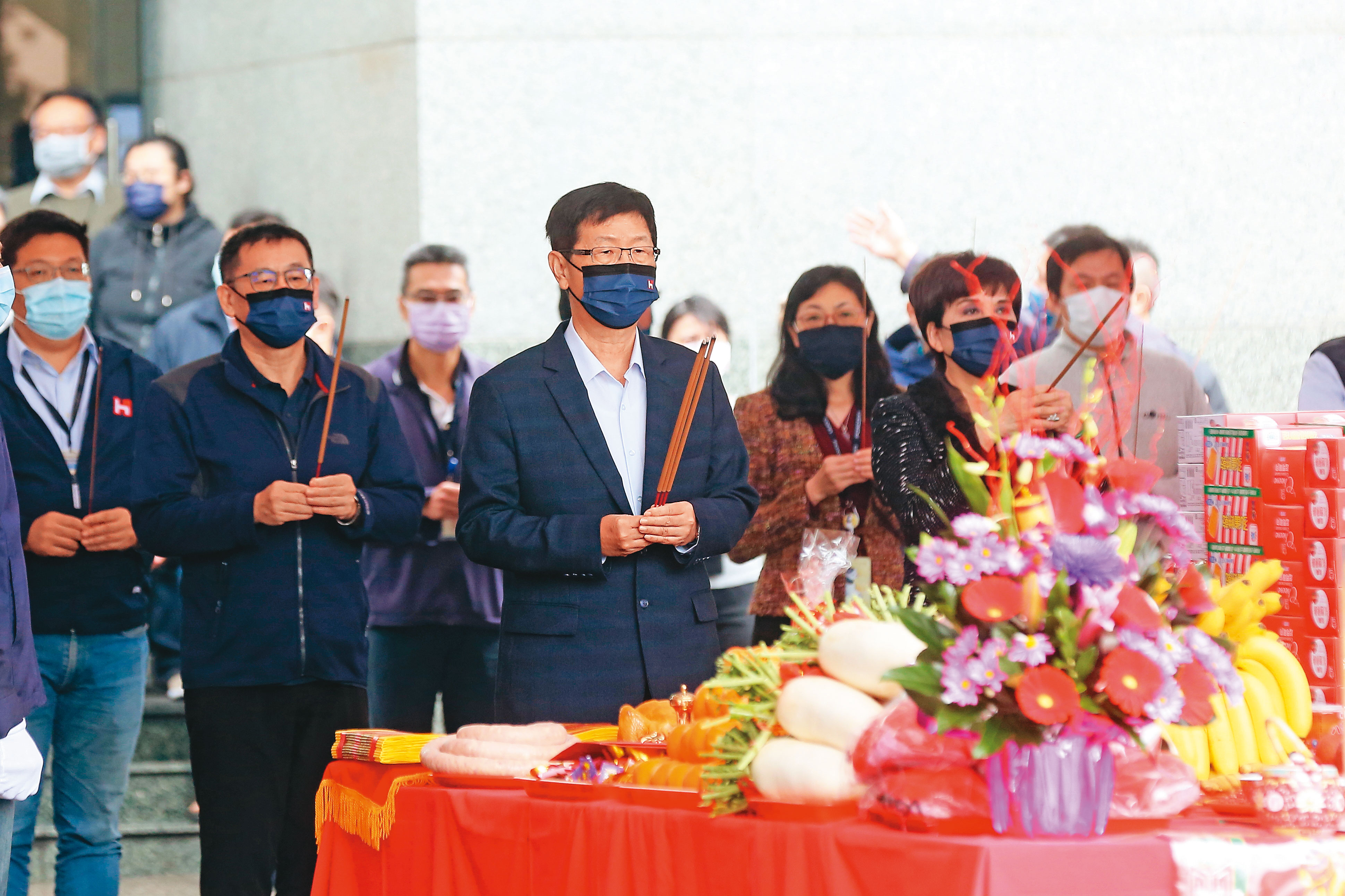 鴻海選在大年初十舉辦開工團拜，董事長劉揚偉率領一級主管上香祈福。