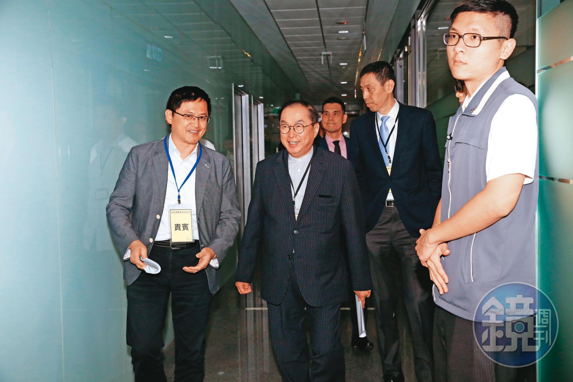 在品牌大客戶要求下,包括廣達董事長林百里(左2)、和碩董事長童子賢(左1)都不得不加速在東南亞與印度等地建立新的生產基地。