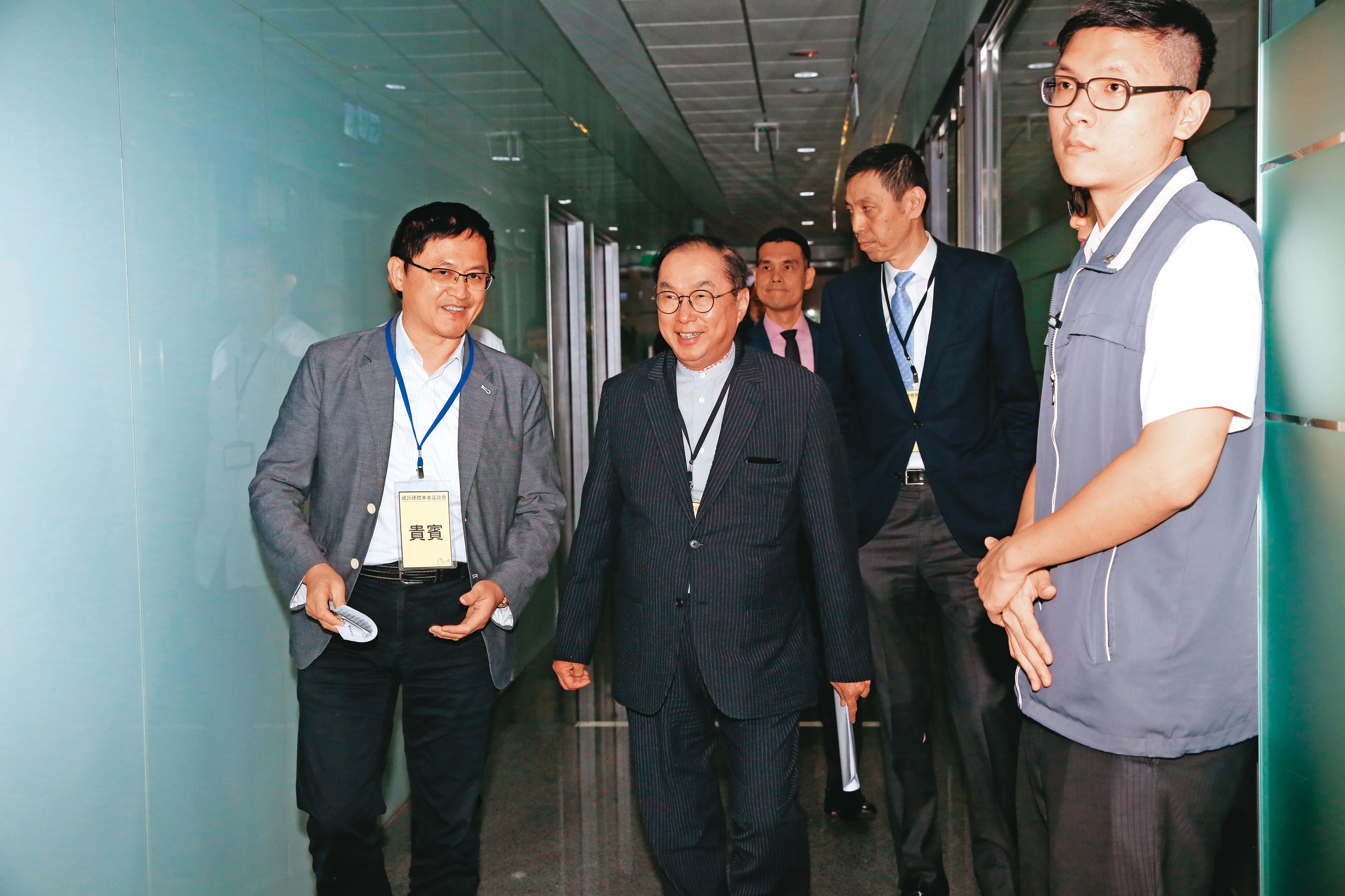 在品牌大客戶要求下，包括廣達董事長林百里（左2）、和碩董事長童子賢（左1）都不得不加速在東南亞與印度等地建立新的生產基地。