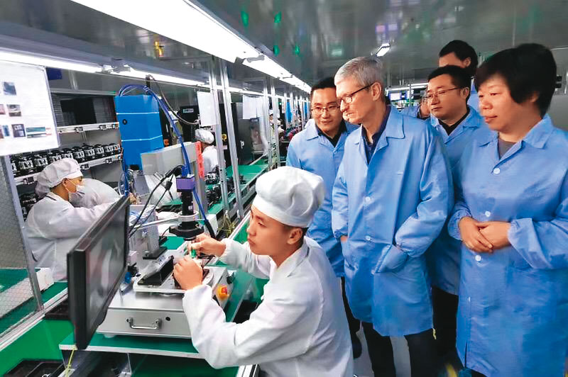 在蘋果與中國官方強力扶植下，紅色供應鏈快速崛起，就連蘋果執行長庫克都親自前往立訊參觀工廠。（翻攝立訊精密官網）