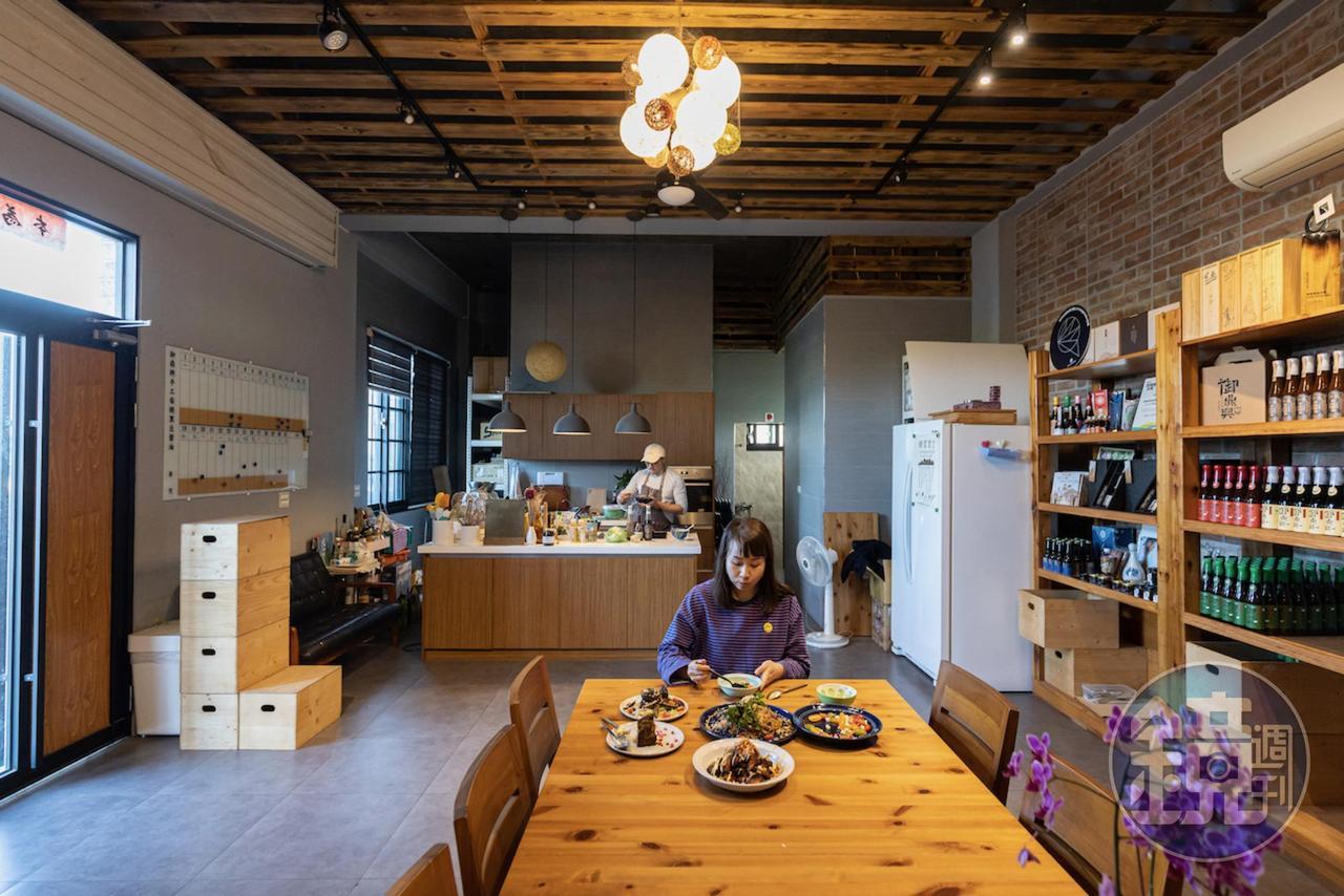 中島、開放式廚房與長型餐桌，是飛雀餐桌行動的料理與用餐區。