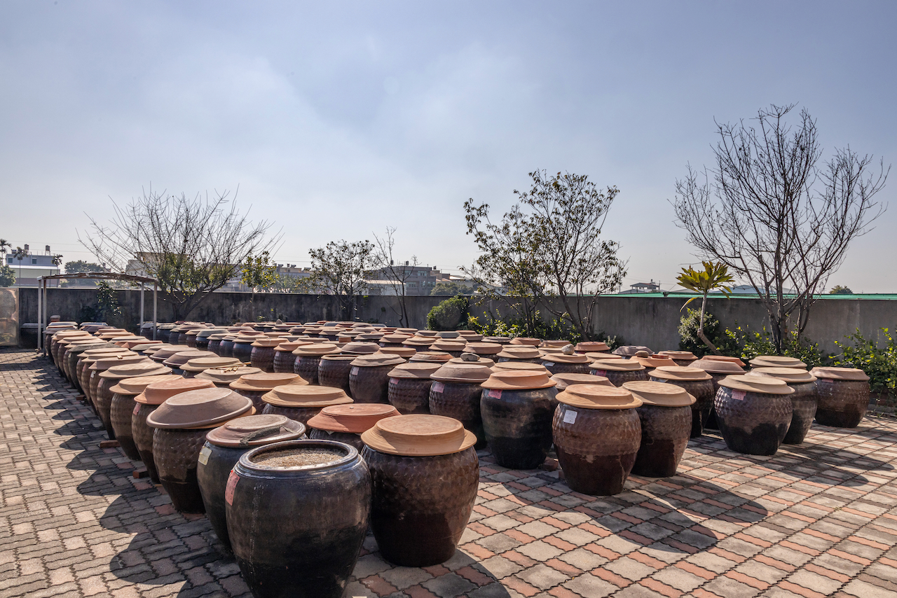在60年的老醬油廠御鼎興的自家後院裡，有上百個醬油甕正接受日光曝曬。