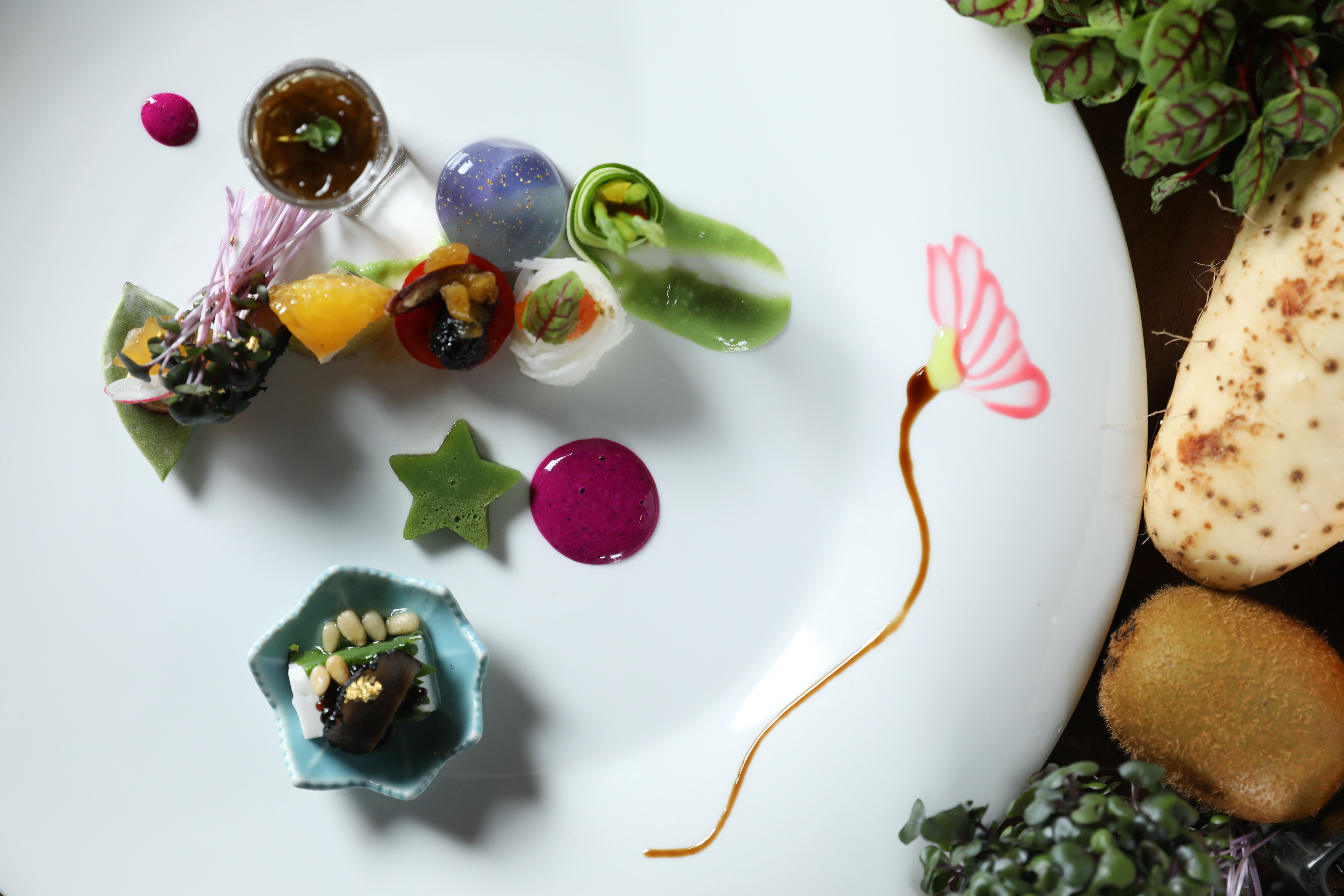 「璞真盛合拼盤」層次豐富，有手工花生豆腐、醬油晶球、沖繩水雲、山藥，中間的抹茶羊羹，象徵綠星殊榮。