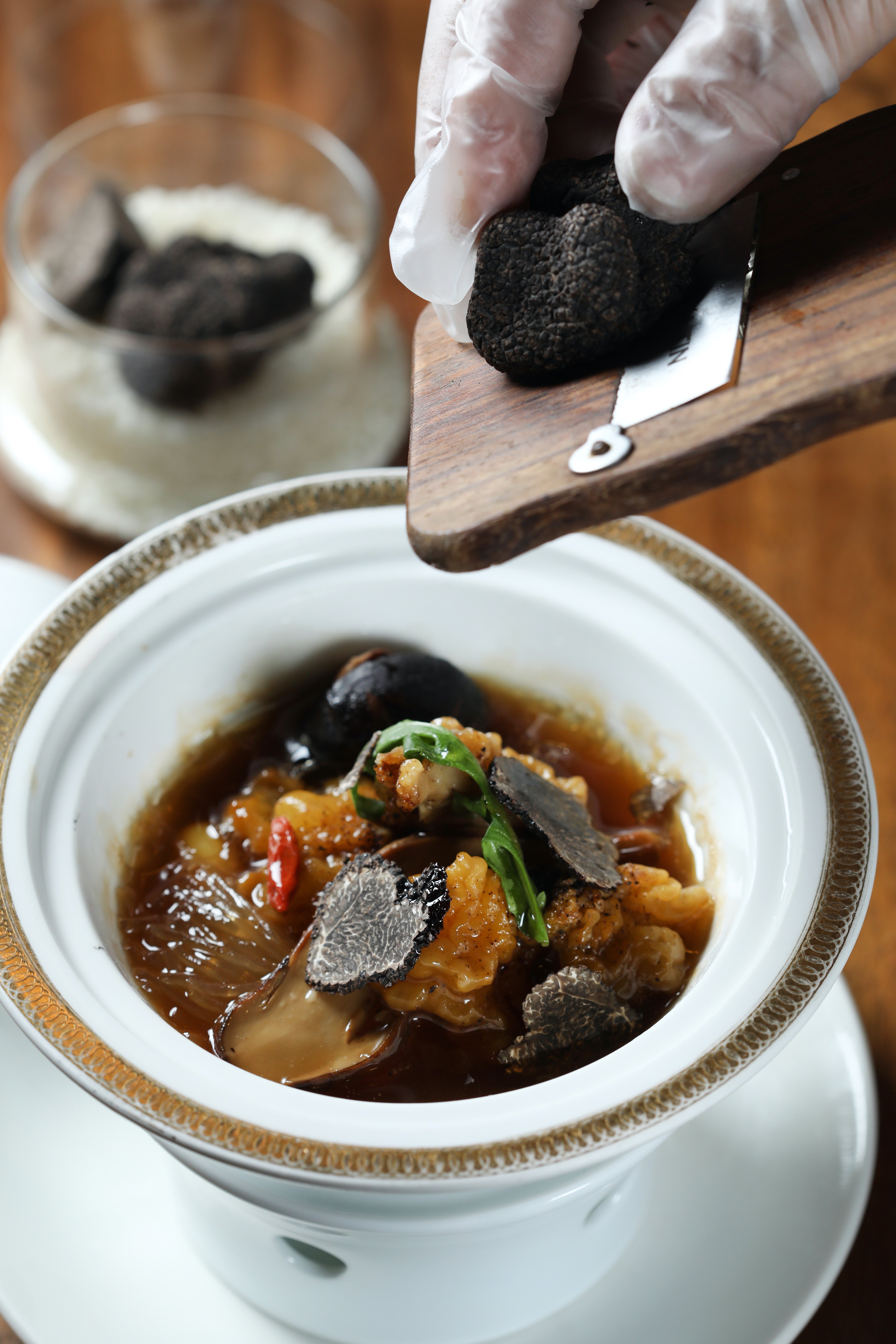 「上湯松茸煟黃耳」用蔬菜高湯煨煮黃木耳，刨上進口黑松露，膠質滿滿，風味渾厚。
