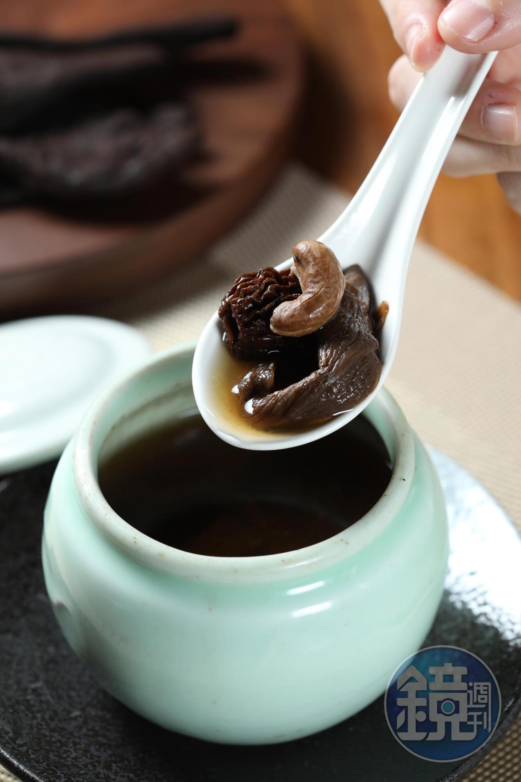 陳年20年以上的老菜脯燉煮的「羊肚菌燉老菜脯」，湯色深邃，喝來微甘。