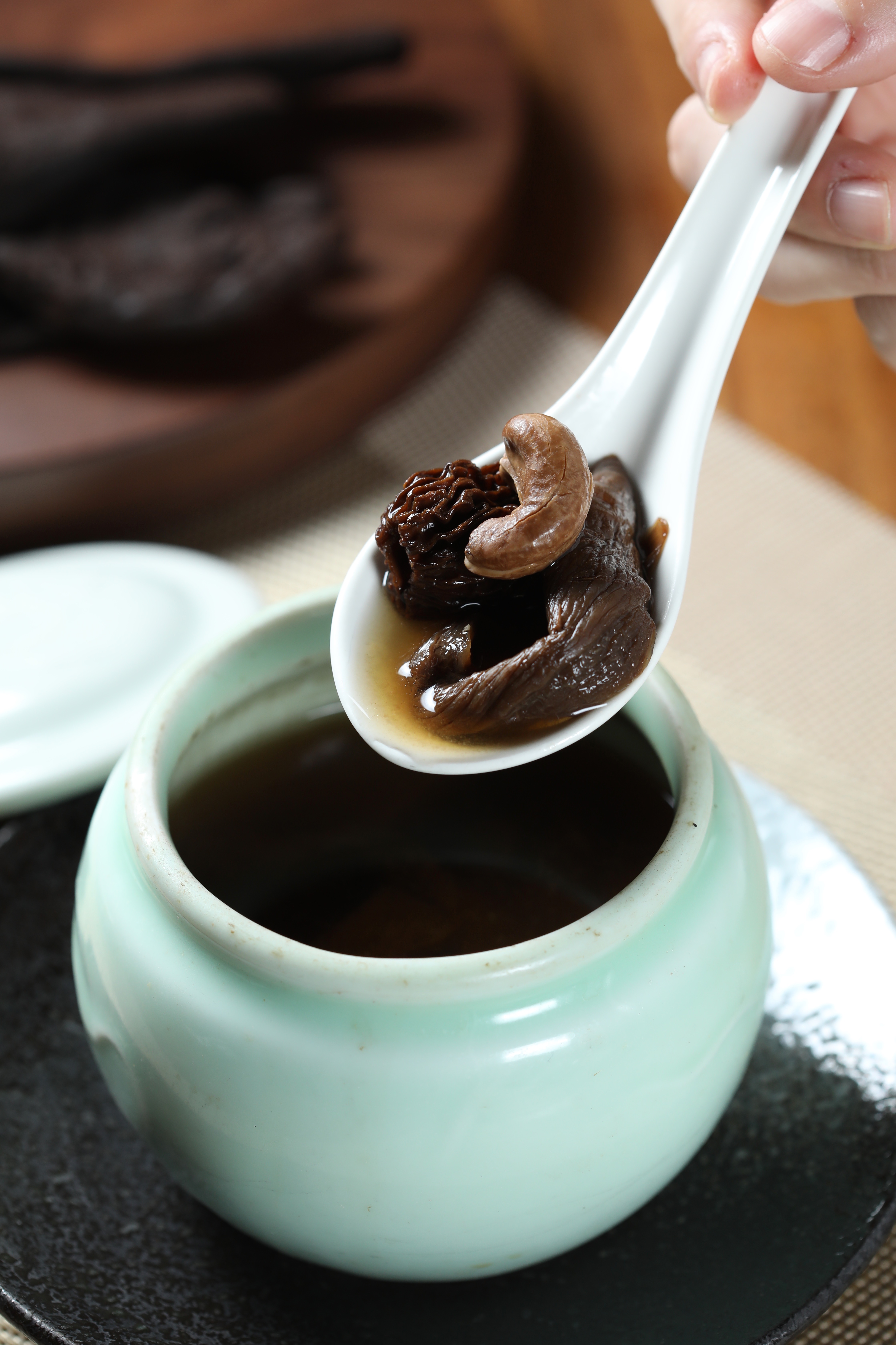 陳年20年以上的老菜脯燉煮的「羊肚菌燉老菜脯」，湯色深邃，喝來微甘。