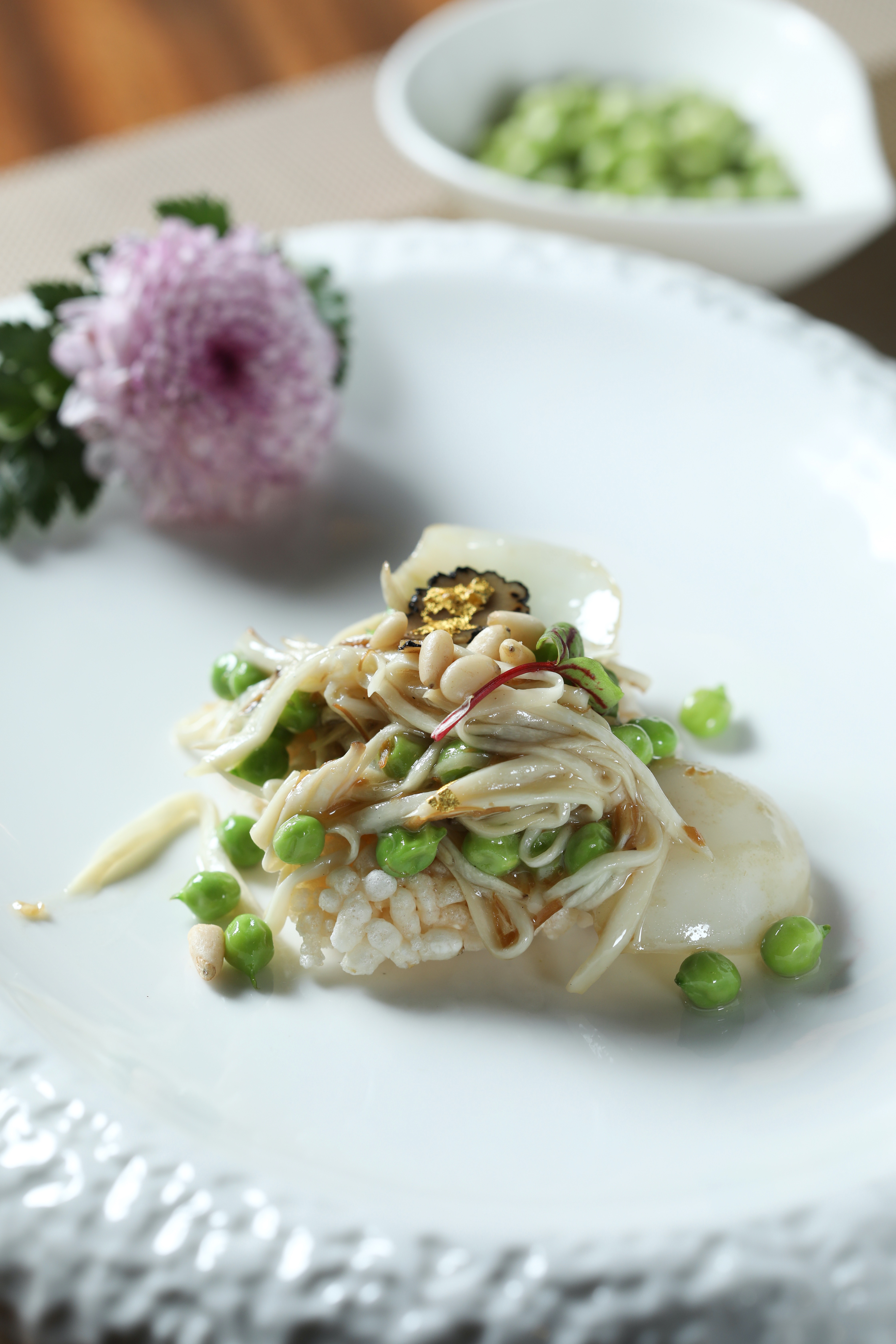 「松露百合甜豆仁」以炸米香為底，疊上炸杏鮑菇絲與豆仁，清甜脆口。