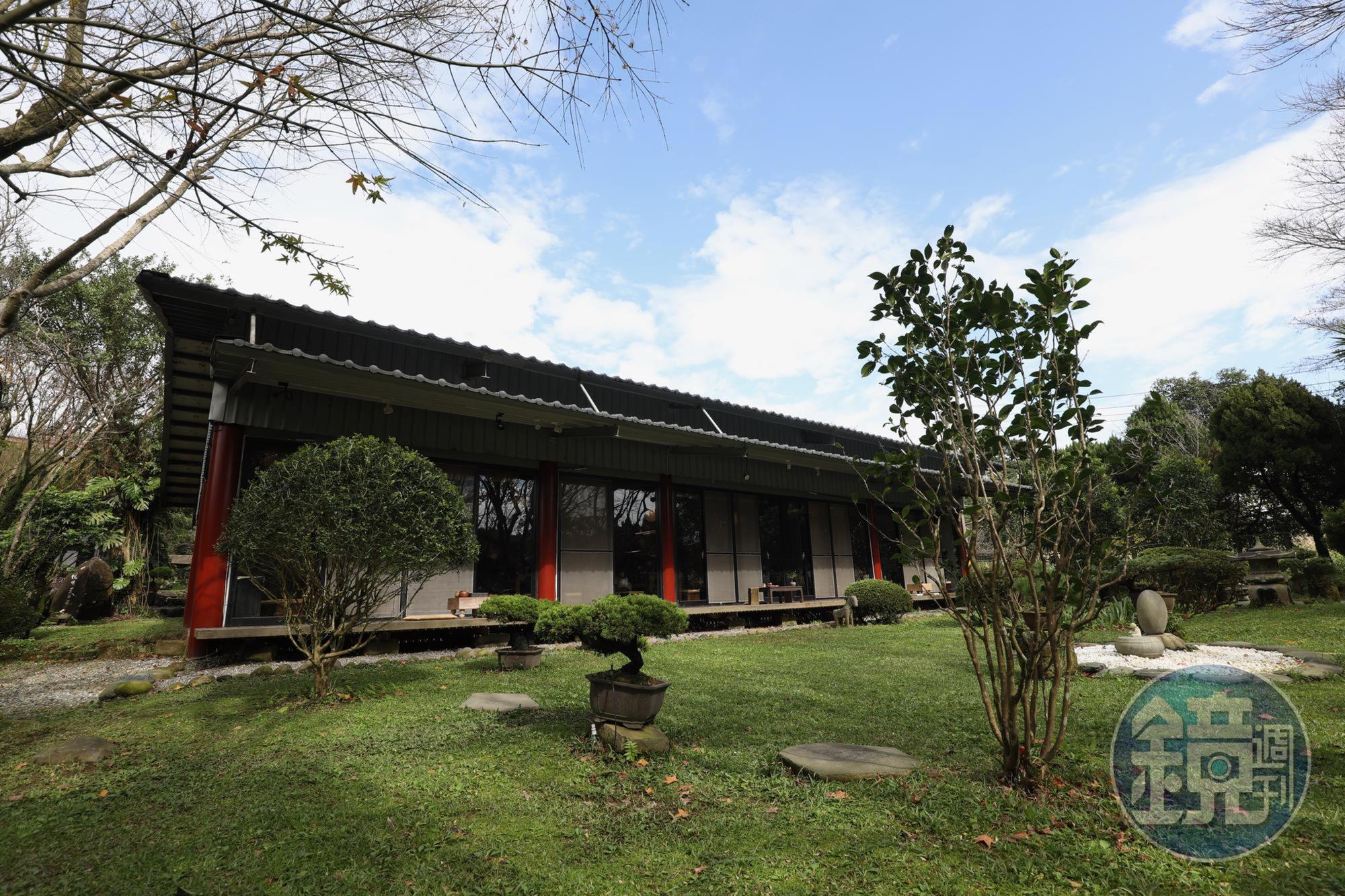 餐廳前廊外可見庭園綠意與植栽的生命姿態。