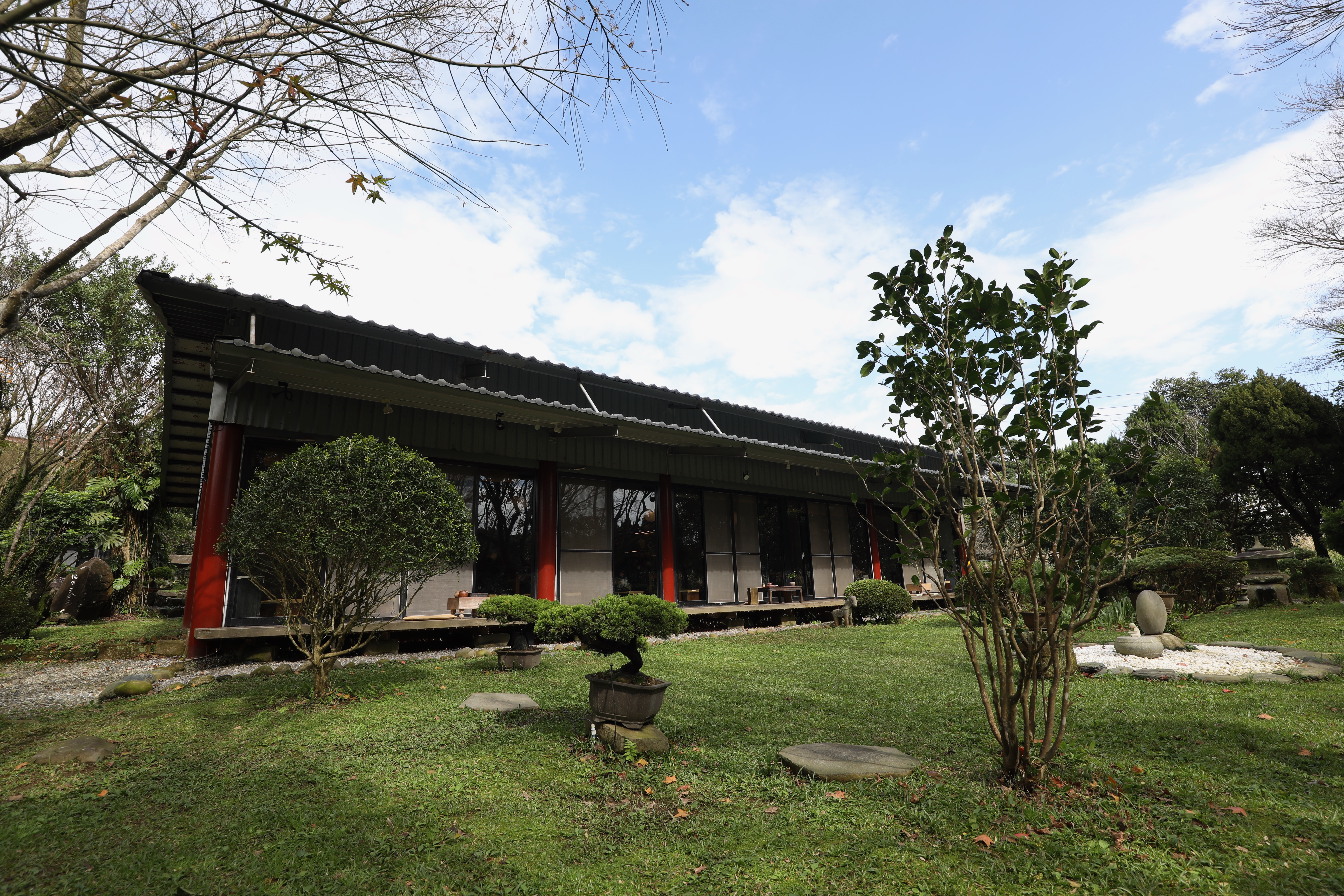 餐廳前廊外可見庭園綠意與植栽的生命姿態。