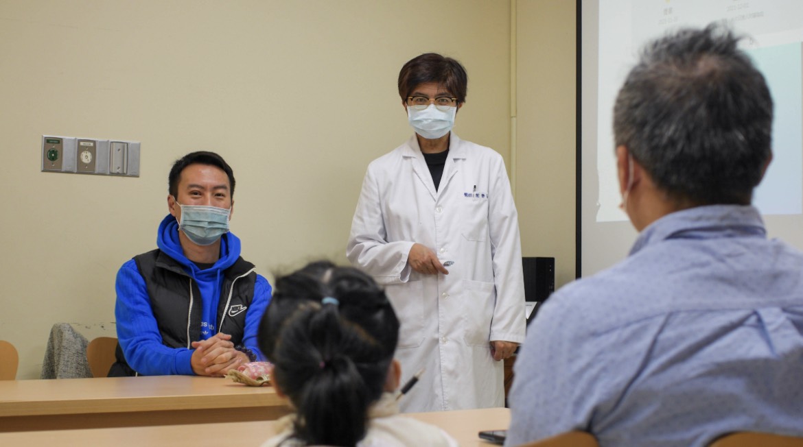 眼科醫師謝靜茹（右）、桃園市八德區議員參選人賴立竹（左）共同發起線上連署推動「特需眼科門診」，目前提案已超過5000人支持，將獲衛福部正式回應。（讀者提供）