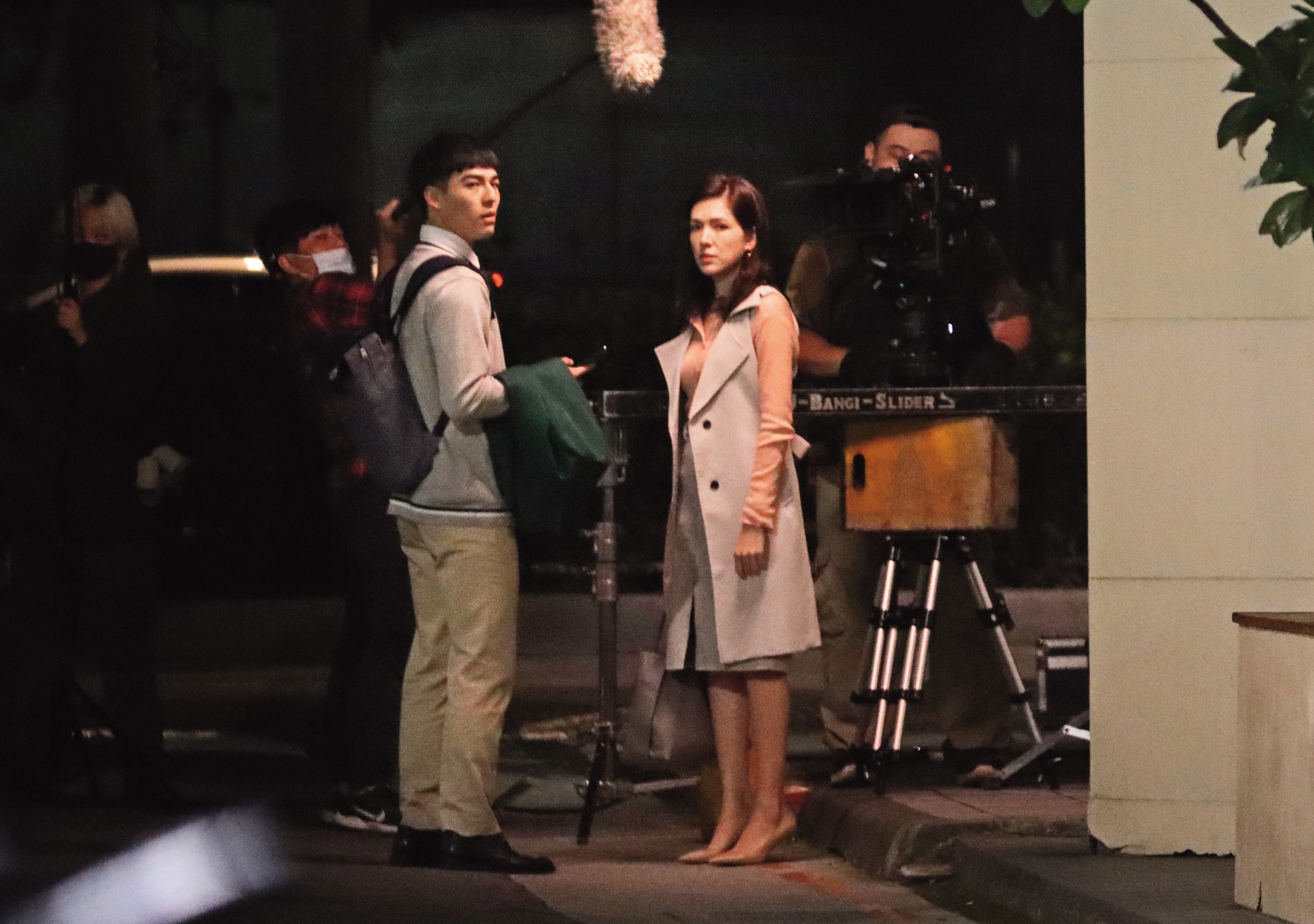 雖然傳出有孕在身，但另派說法認為許瑋甯目前專心拍片工作，近照也是小腹平坦，又對工作很投入，不太可能已有喜。