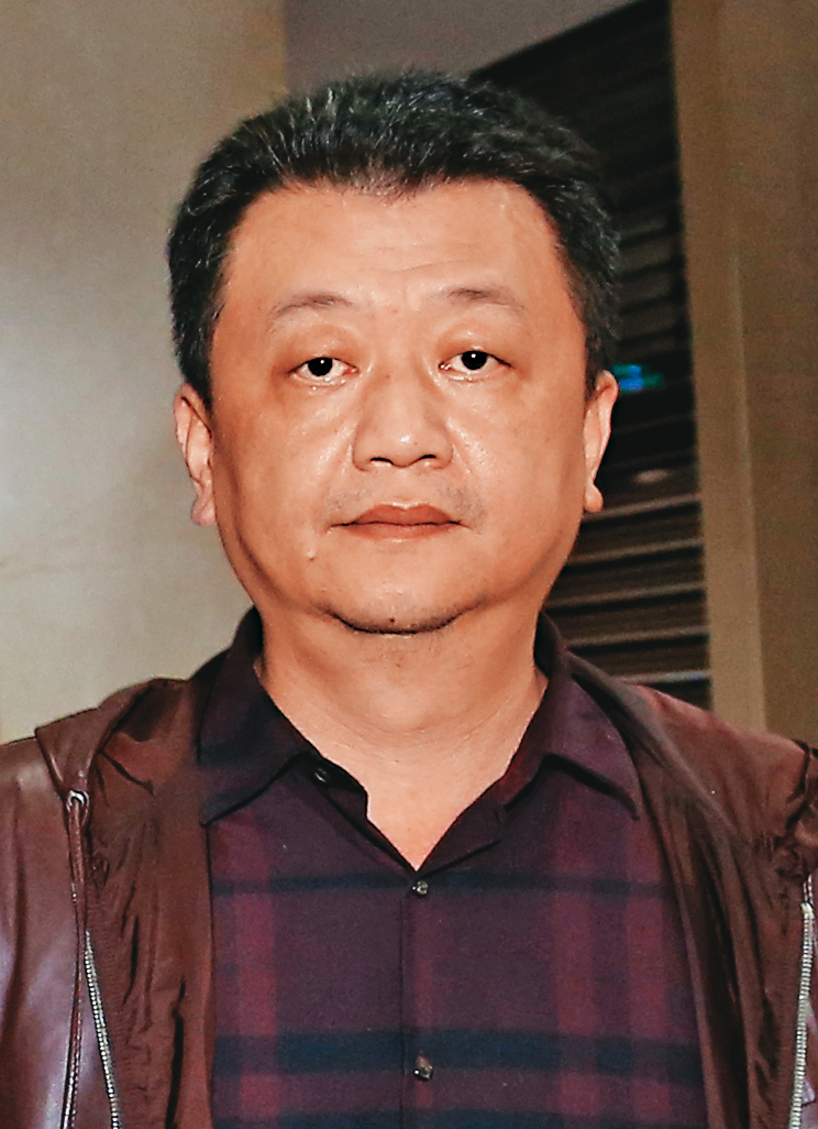 股市名嘴鄭光育官司纏身，去年底疑潛逃中國，檢調正循管道確認中。