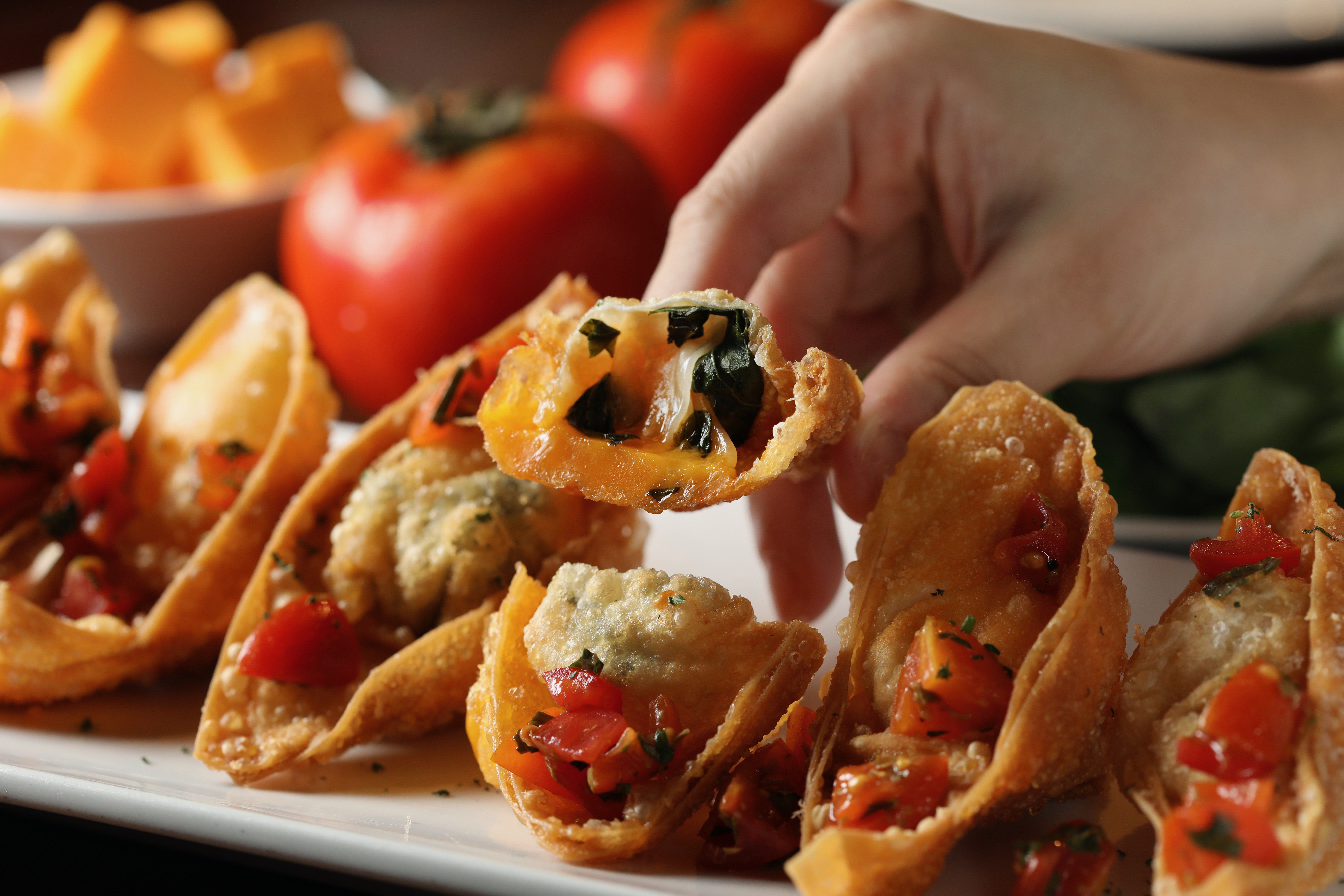 「巧達起司餃」在餛飩皮裡包進切達起司、羅勒葉，點上莎莎醬解膩。（200元／份）