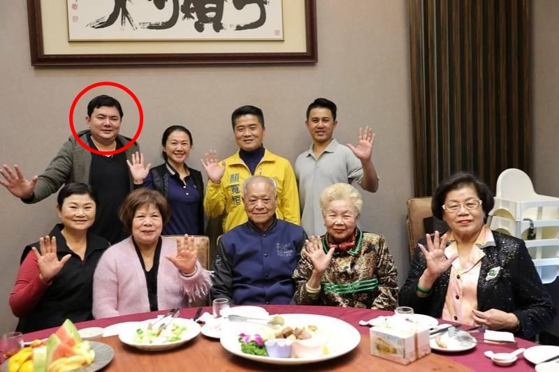 民眾黨新北黨部主委楊博宇（紅圈者）曾戴柯文哲爸媽（下排右3、右2）到台中「巧遇」顏寬恒（後排黃衣者）。（顏寬恒團隊提供）