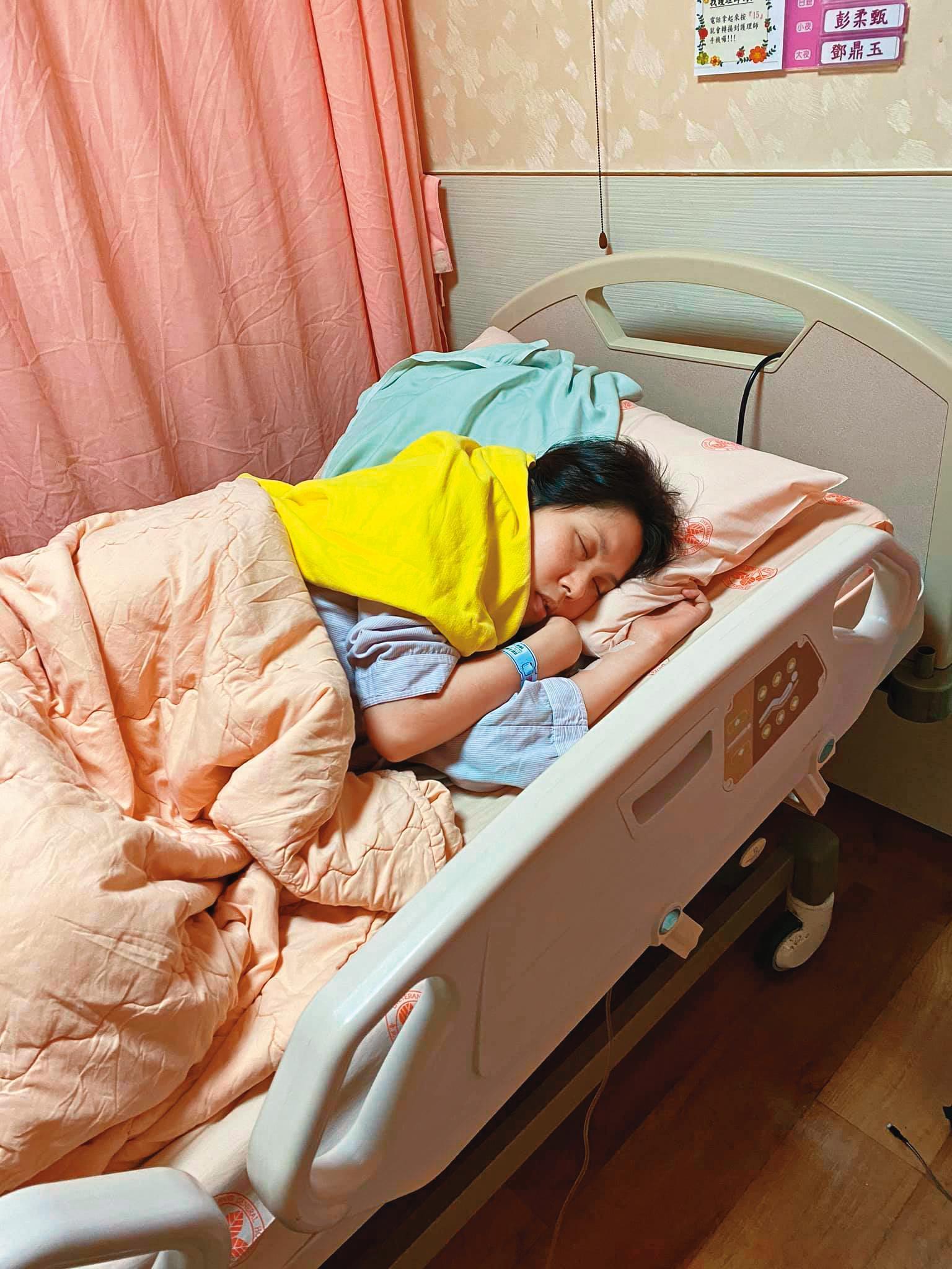 余苑綺住院化療時十分虛弱,家人和小孩是她最強的後盾。(翻攝自余苑綺臉書)