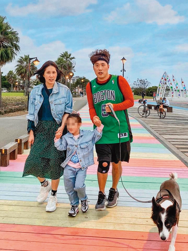 余苑綺(前排左)和媽媽(後排右)、姊弟們為女兒小樂樂慶生。(翻攝自余苑綺臉書)