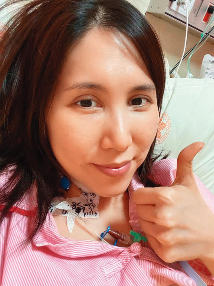 余苑綺努力抗癌,歷經多次手術和化療,相當勇敢堅強。(翻攝自余苑綺臉書)