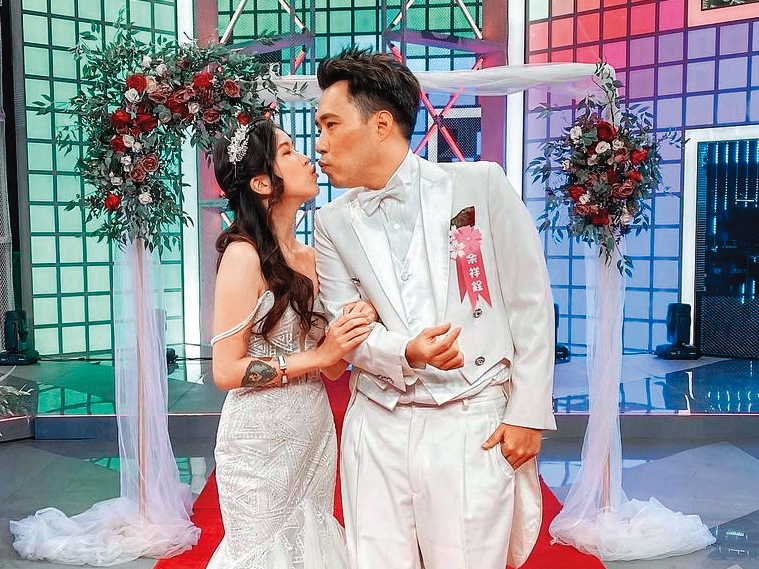  余祥銓（右）去年和柔柔（左）上《綜藝大熱門》已經預習婚禮。（翻攝自余祥銓IG）